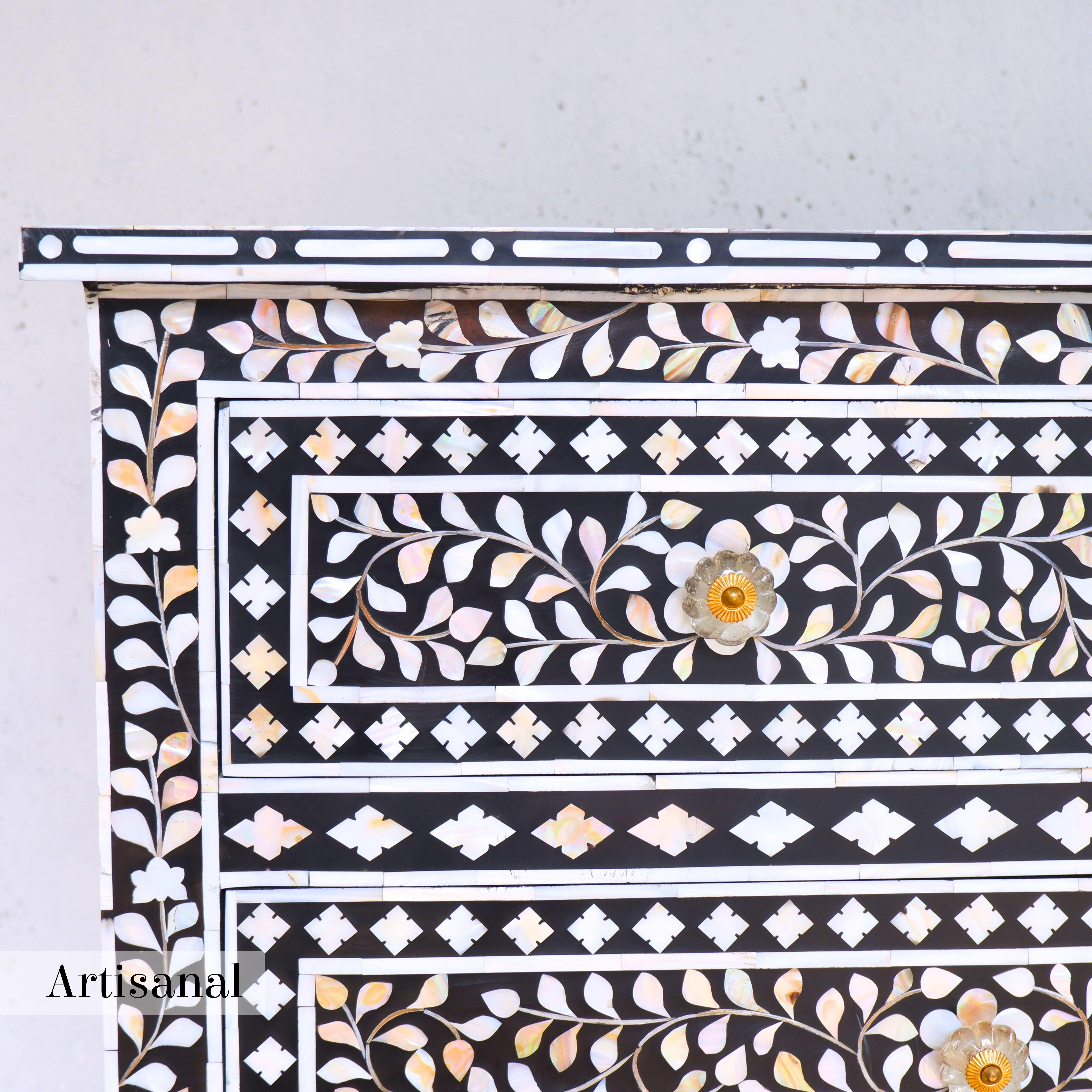 Indien Commode anglo-indienne en nacre noire fabriquée à la main par Artisanal en vente