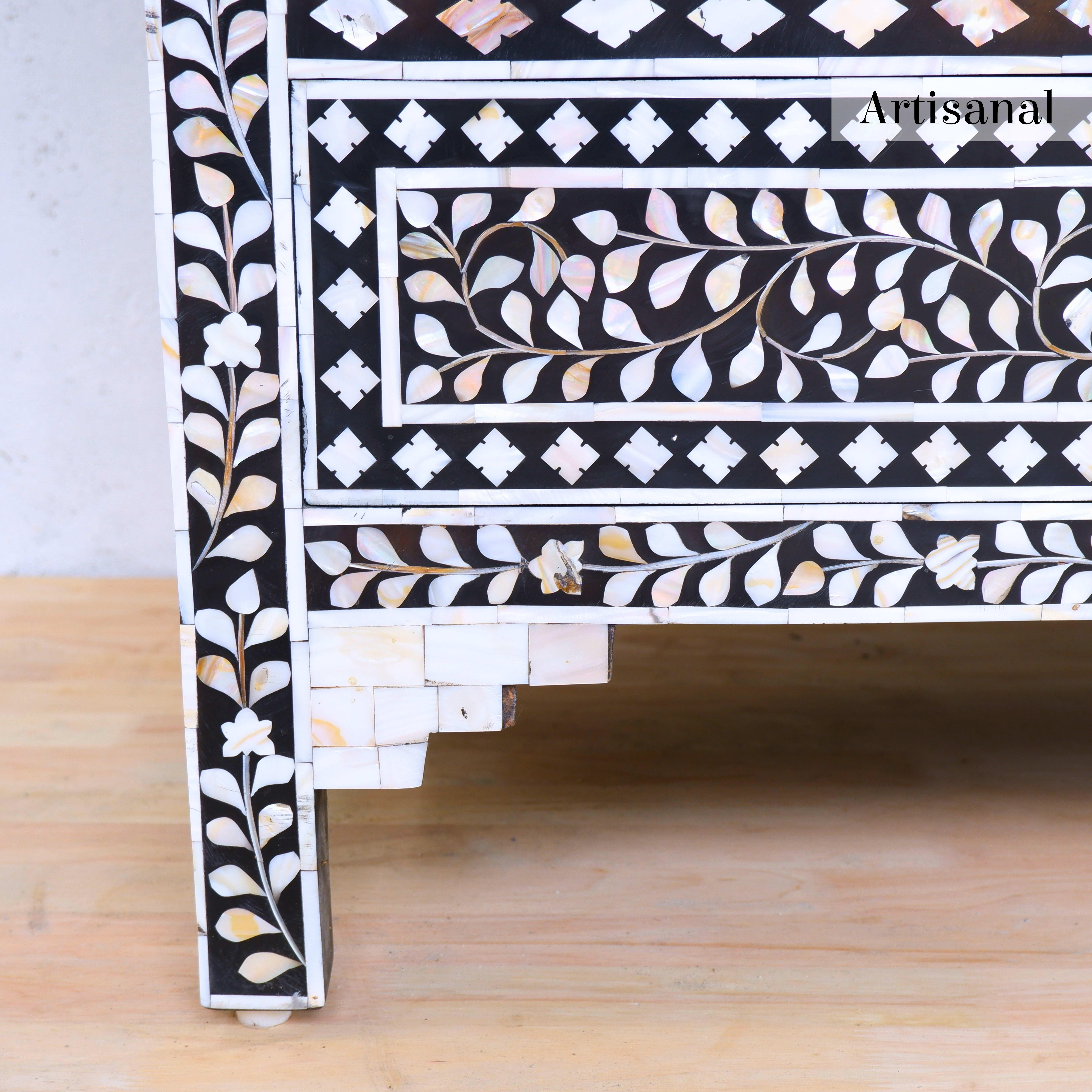 Incrusté Commode anglo-indienne en nacre noire fabriquée à la main par Artisanal en vente