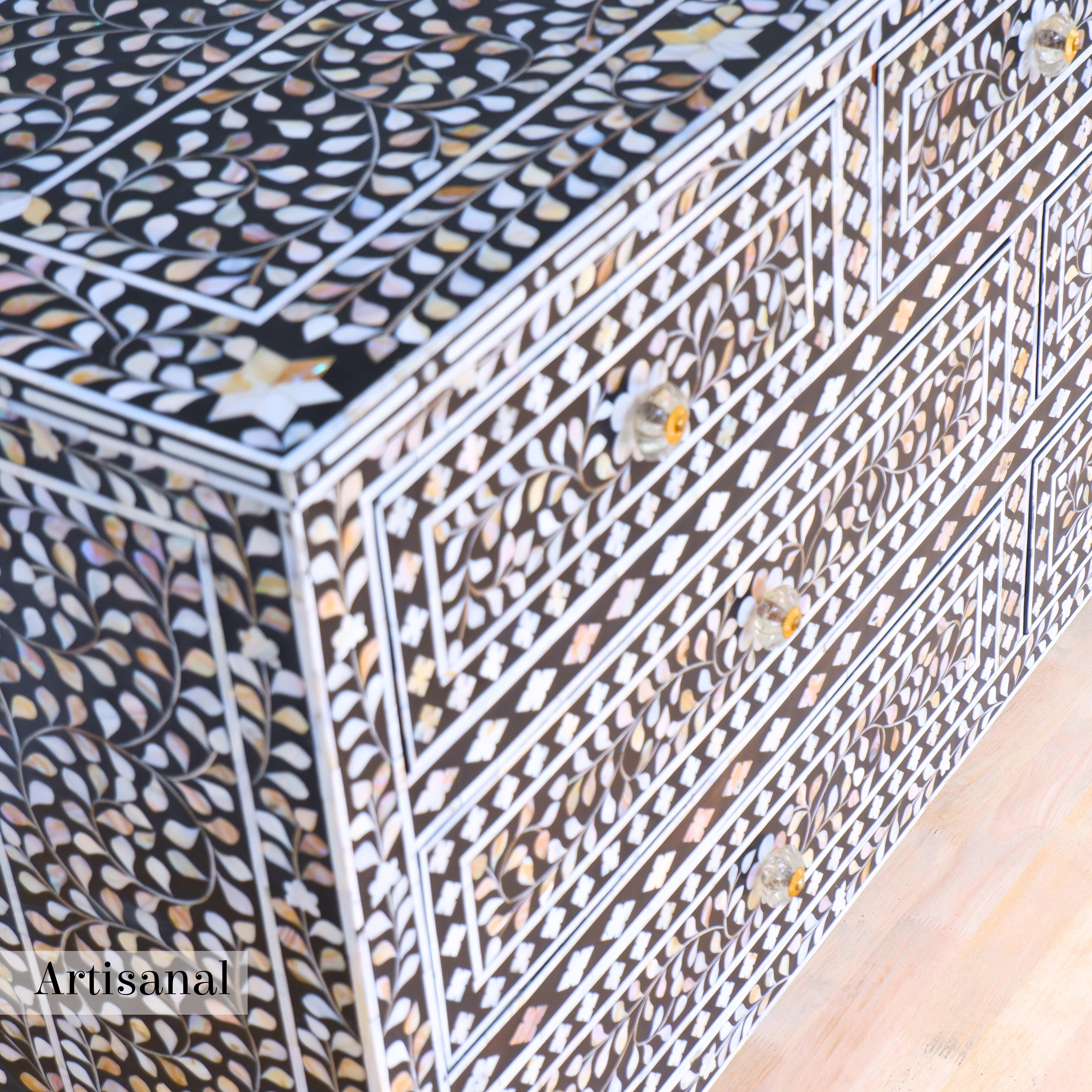 Commode anglo-indienne en nacre noire fabriquée à la main par Artisanal Neuf - En vente à New York, NY