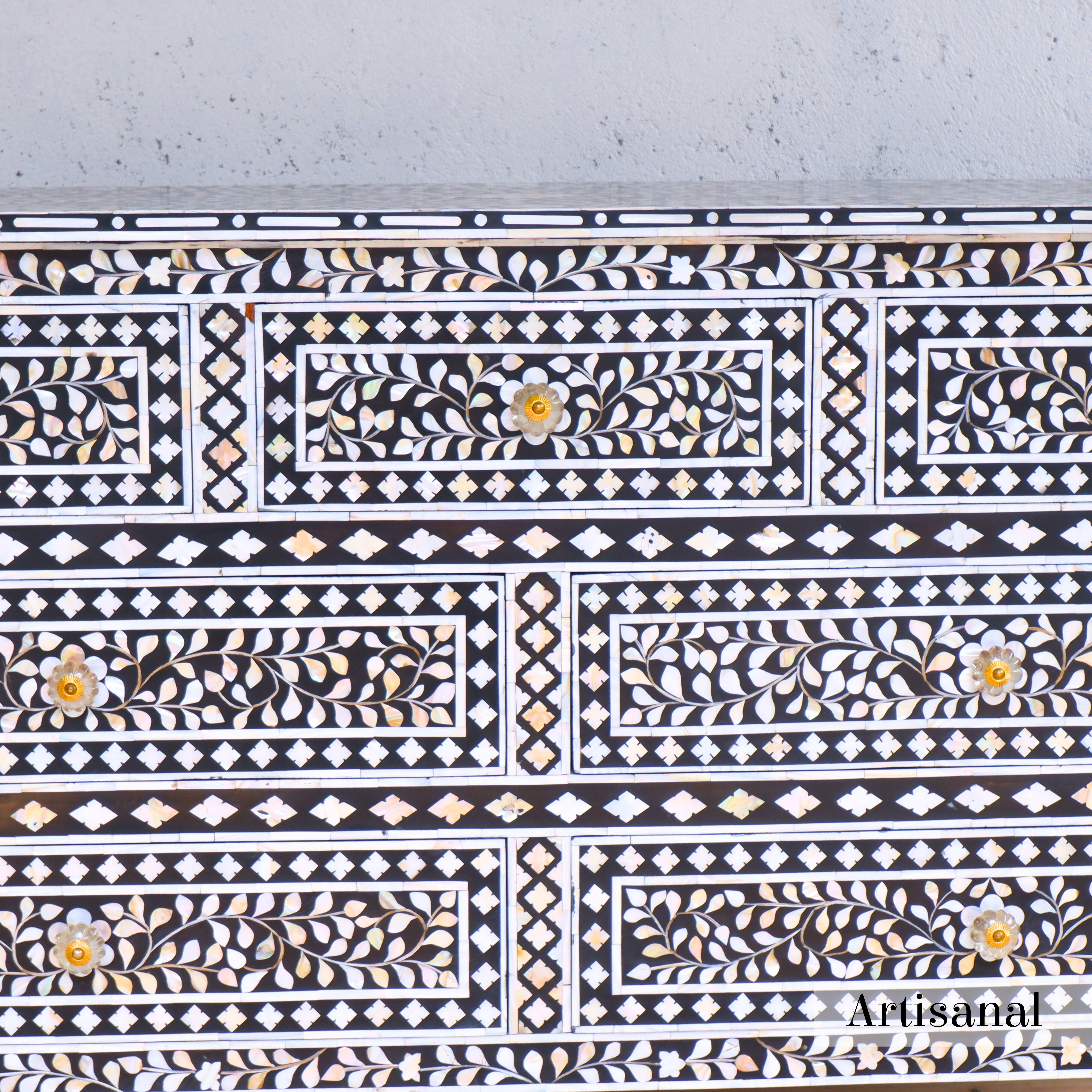 XXIe siècle et contemporain Commode anglo-indienne en nacre noire fabriquée à la main par Artisanal en vente