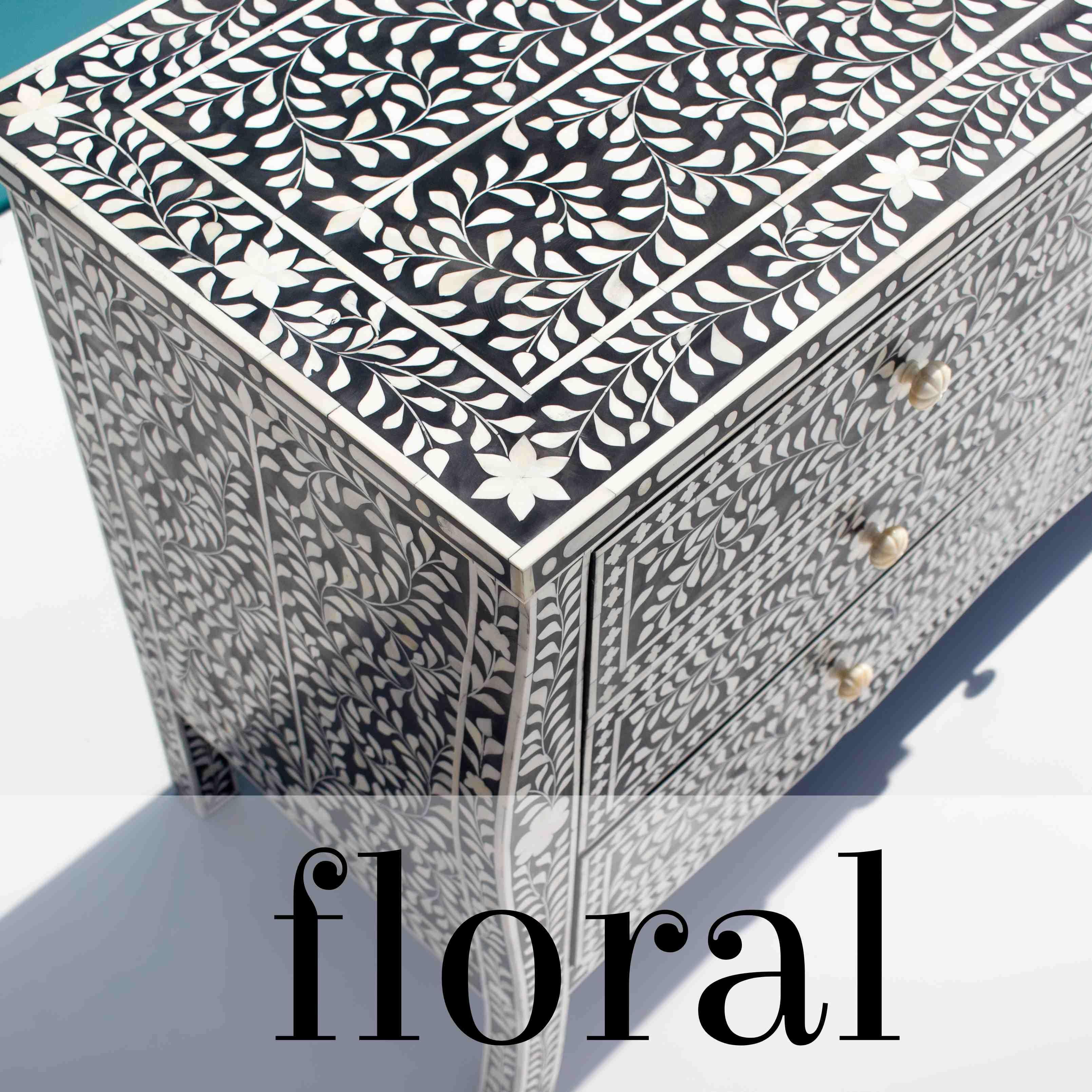 Ti presentiamo il nostro raffinato comò con intarsio d'osso, un pezzo di grande effetto per ogni camera da letto. Questo splendido comò a sei cassetti è interamente realizzato a mano e presenta intricati dettagli di intarsio in osso che lasciano a