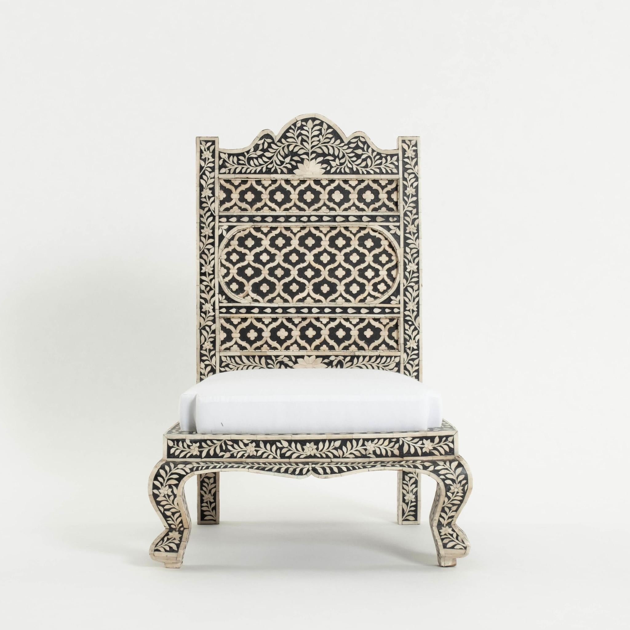 Chaise anglo-indienne du 20e siècle en bois ébonisé avec des incrustations d'os magnifiquement détaillées.