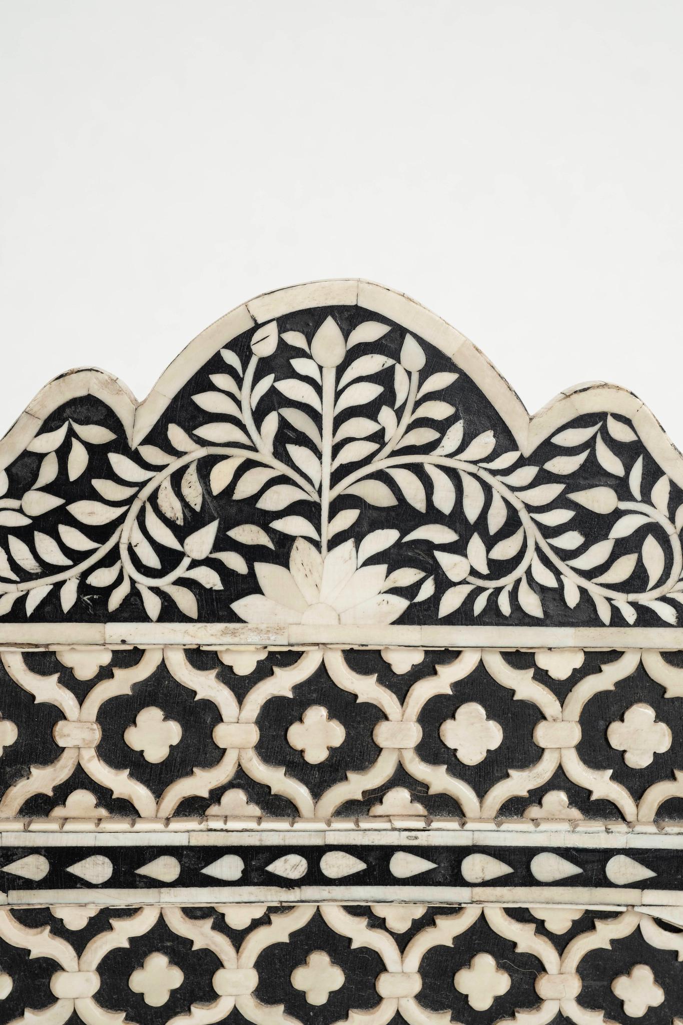 Anglo-Indien Noir  Chaise à pantoufles en incrustation d'os blanc en vente 1