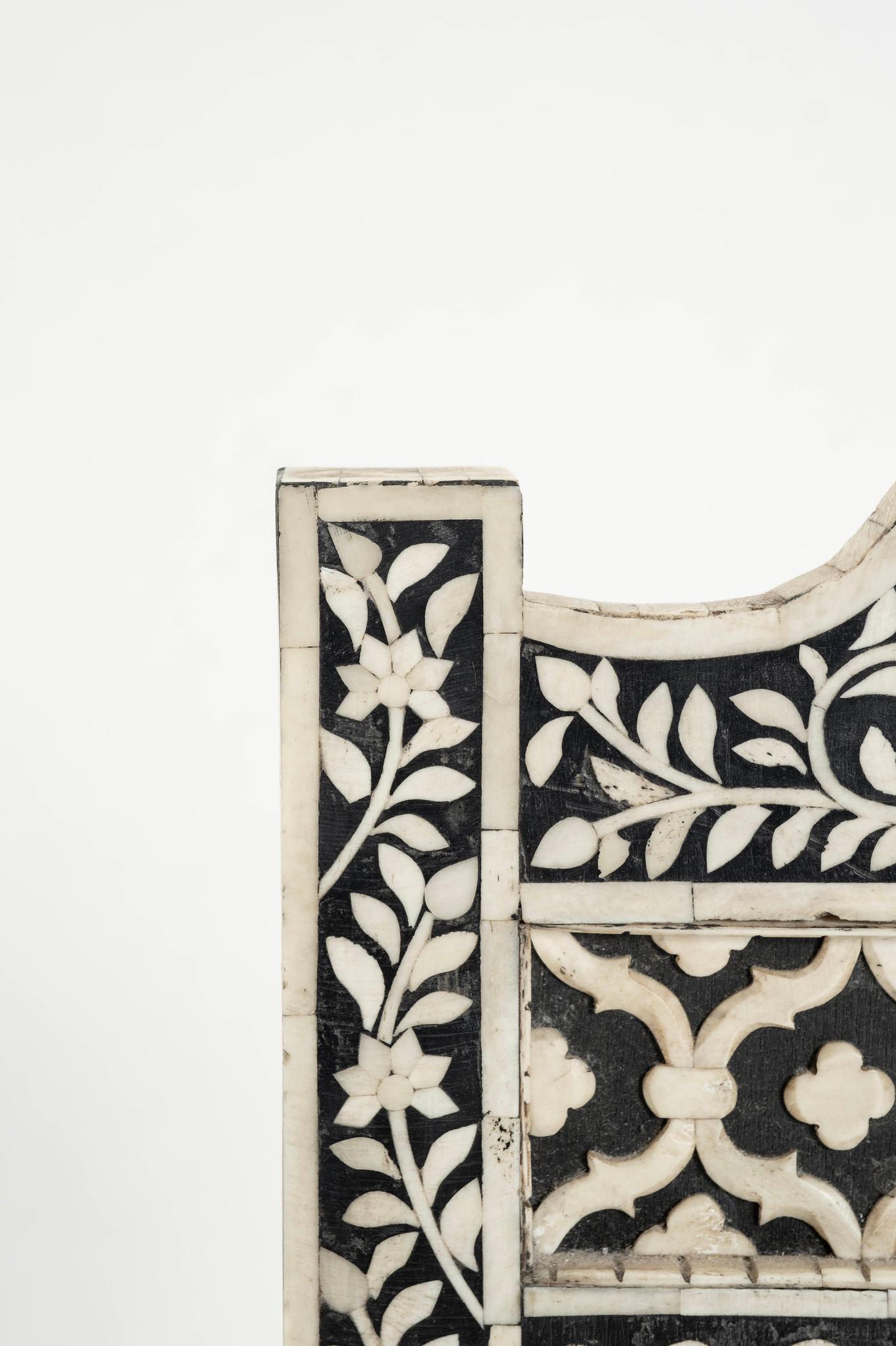 Anglo-Indien Noir  Chaise à pantoufles en incrustation d'os blanc en vente 2