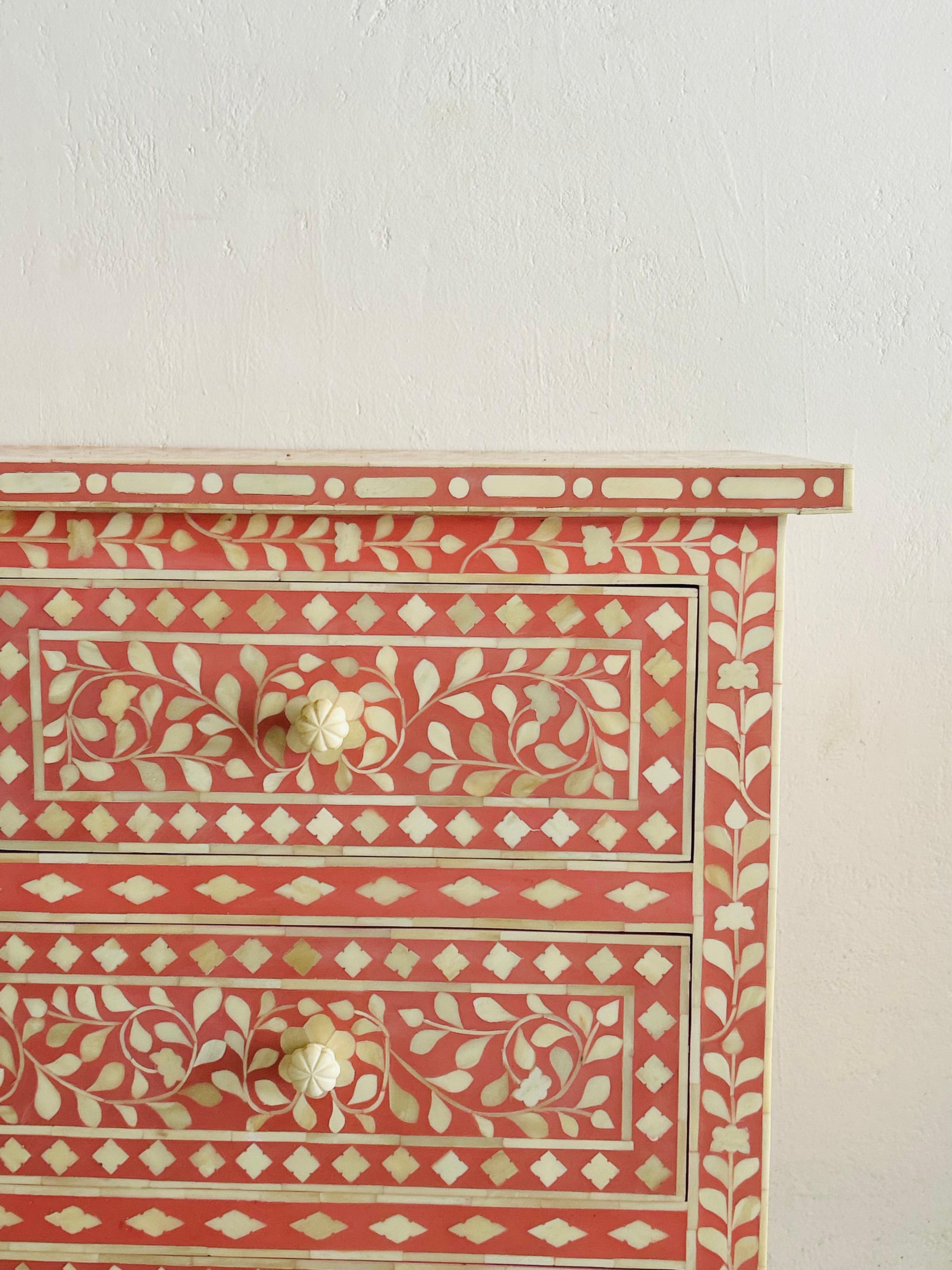 Anglo Indian Blossom Pink Kommode mit vier Schubladen im Angebot 2