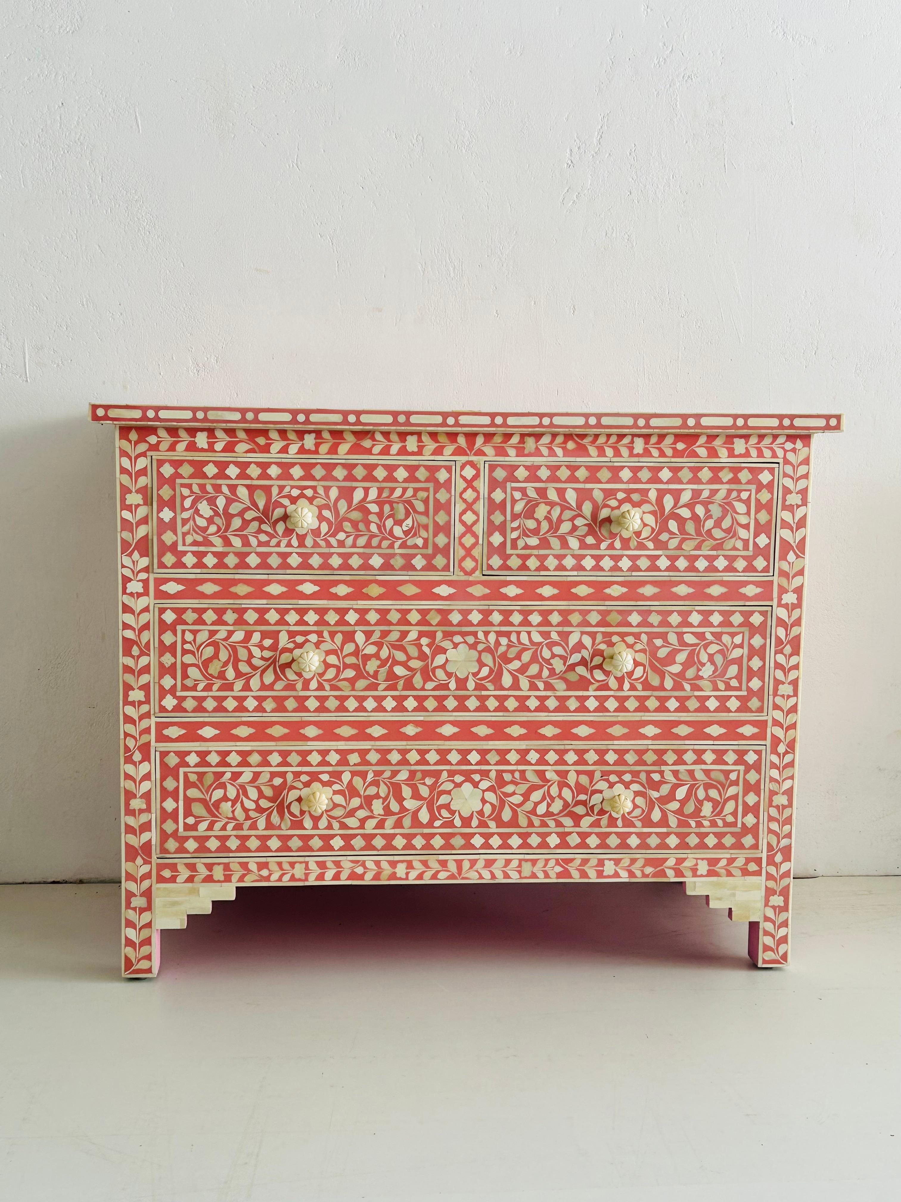 Die Kommode Blossom Pink ist eine atemberaubende Verschmelzung von von der Natur inspiriertem Design und fachmännischer Handwerkskunst. Handgefertigt aus Knochenteilen im Intarsienverfahren, entstehen wunderschöne Blatt- und Blumenmotive. Diese