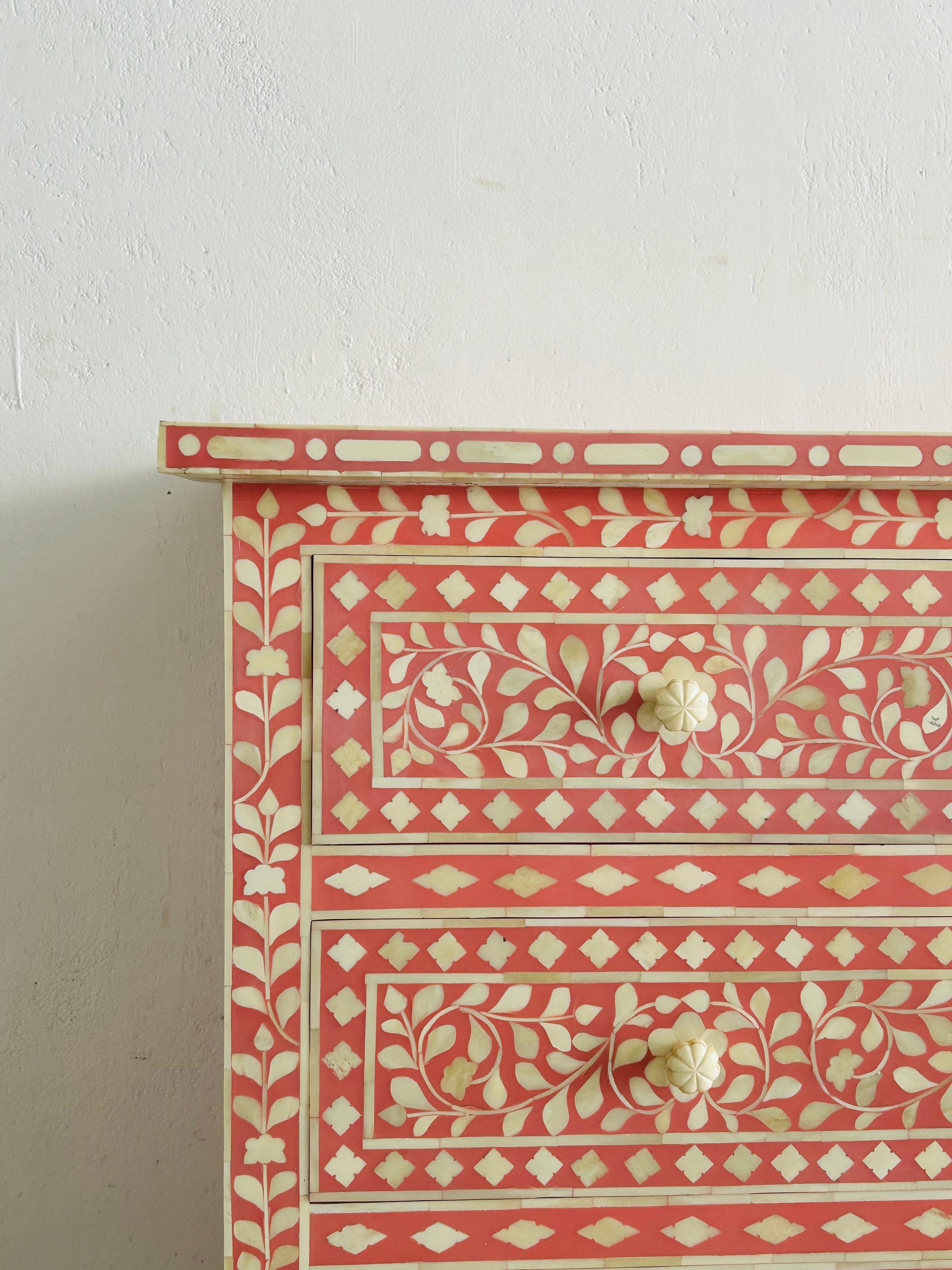 Anglo Indian Blossom Pink Kommode mit vier Schubladen (Böhmisch) im Angebot