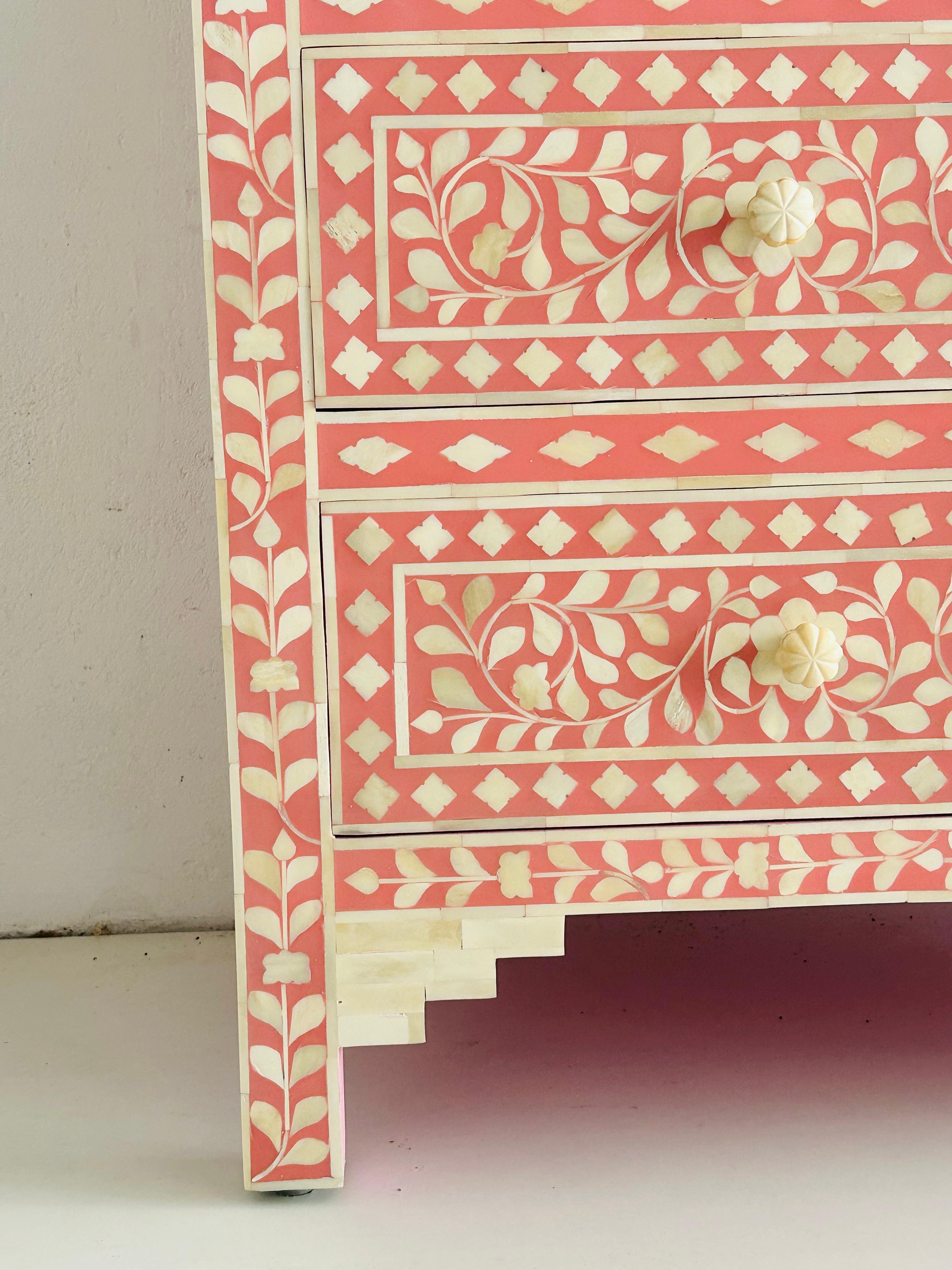 Anglo Indian Blossom Pink Kommode mit vier Schubladen (Indisch) im Angebot