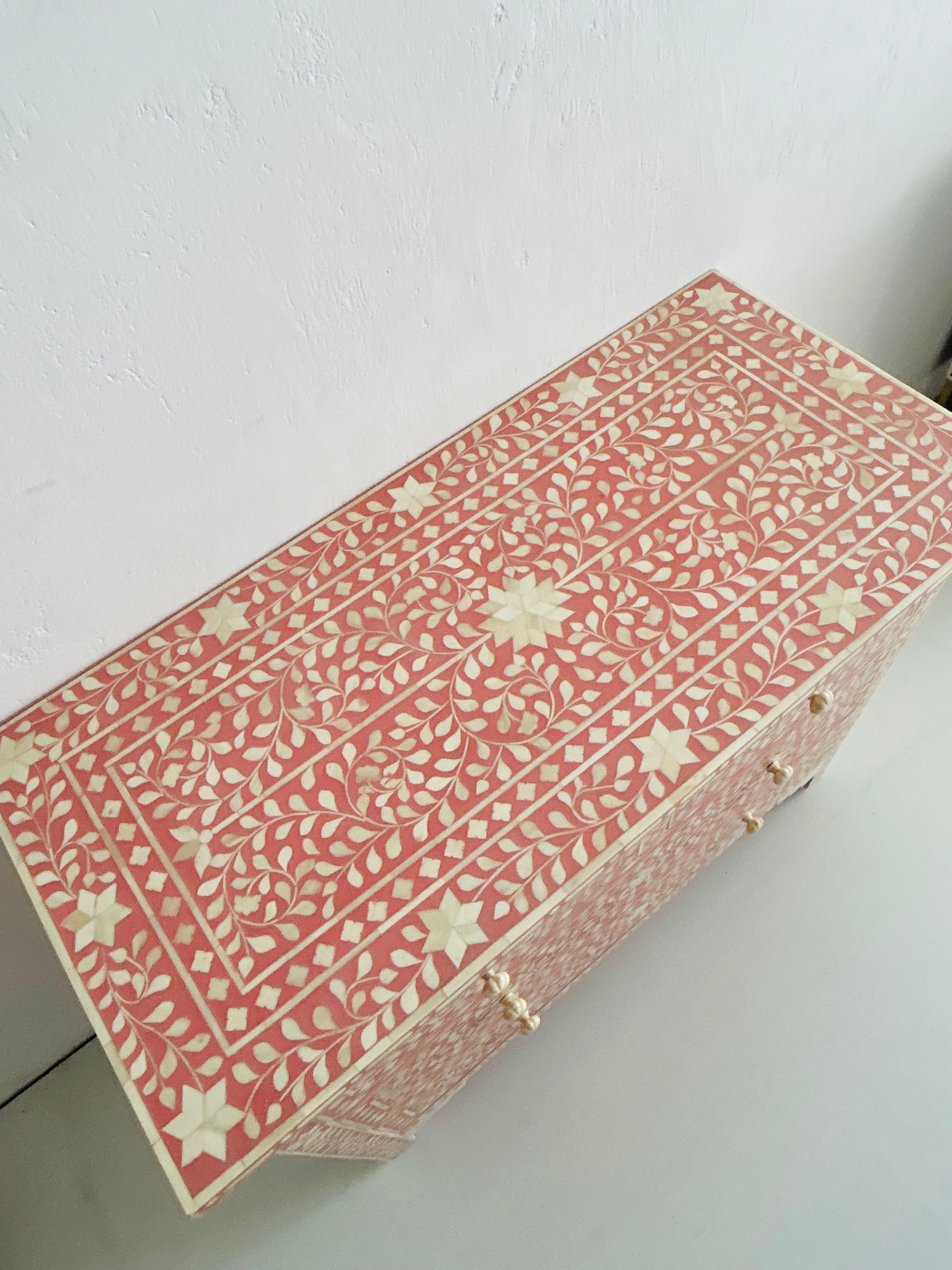 Anglo Indian Blossom Pink Kommode mit vier Schubladen (Intarsie) im Angebot