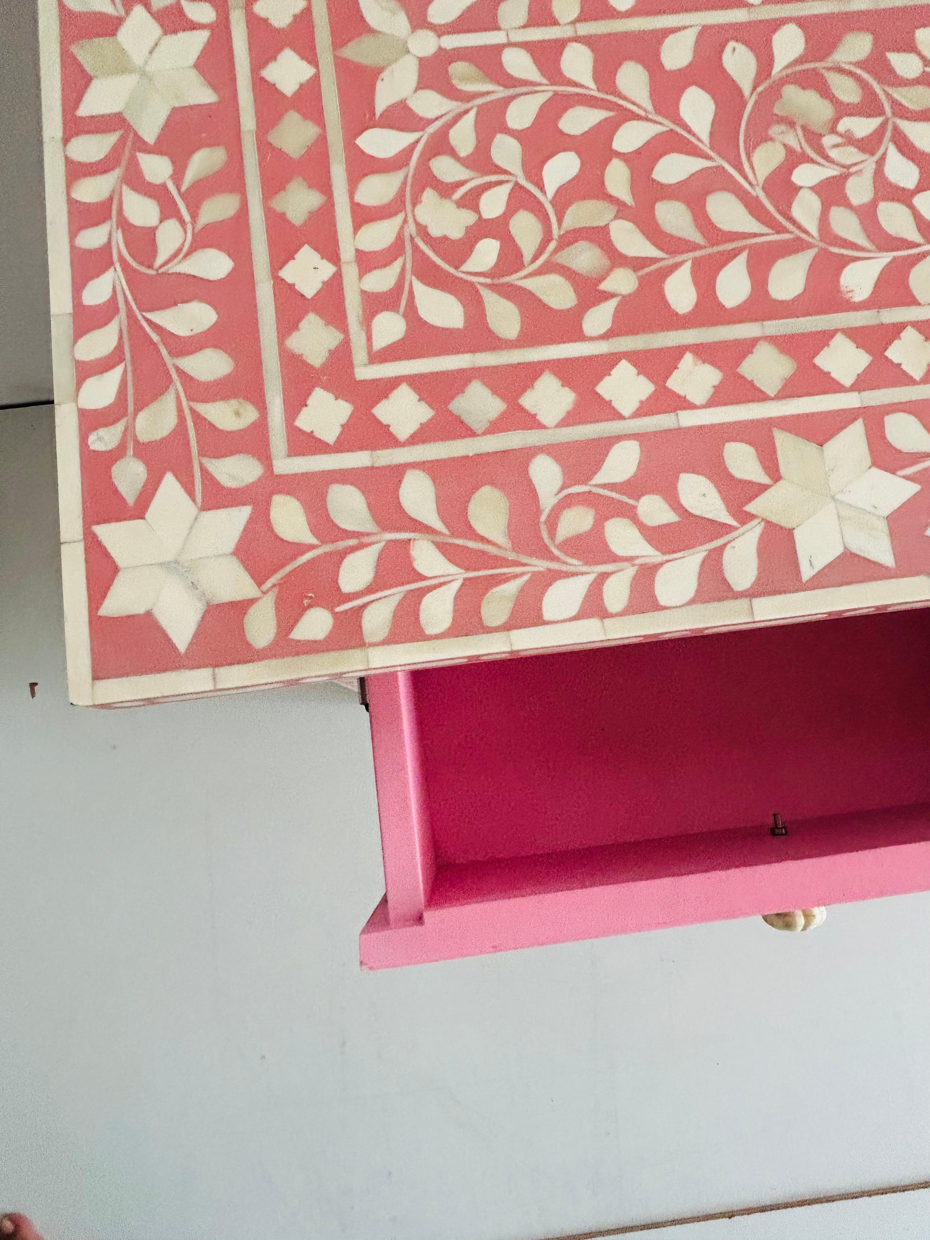 Anglo Indian Blossom Pink Kommode mit vier Schubladen im Zustand „Neu“ im Angebot in New York, NY