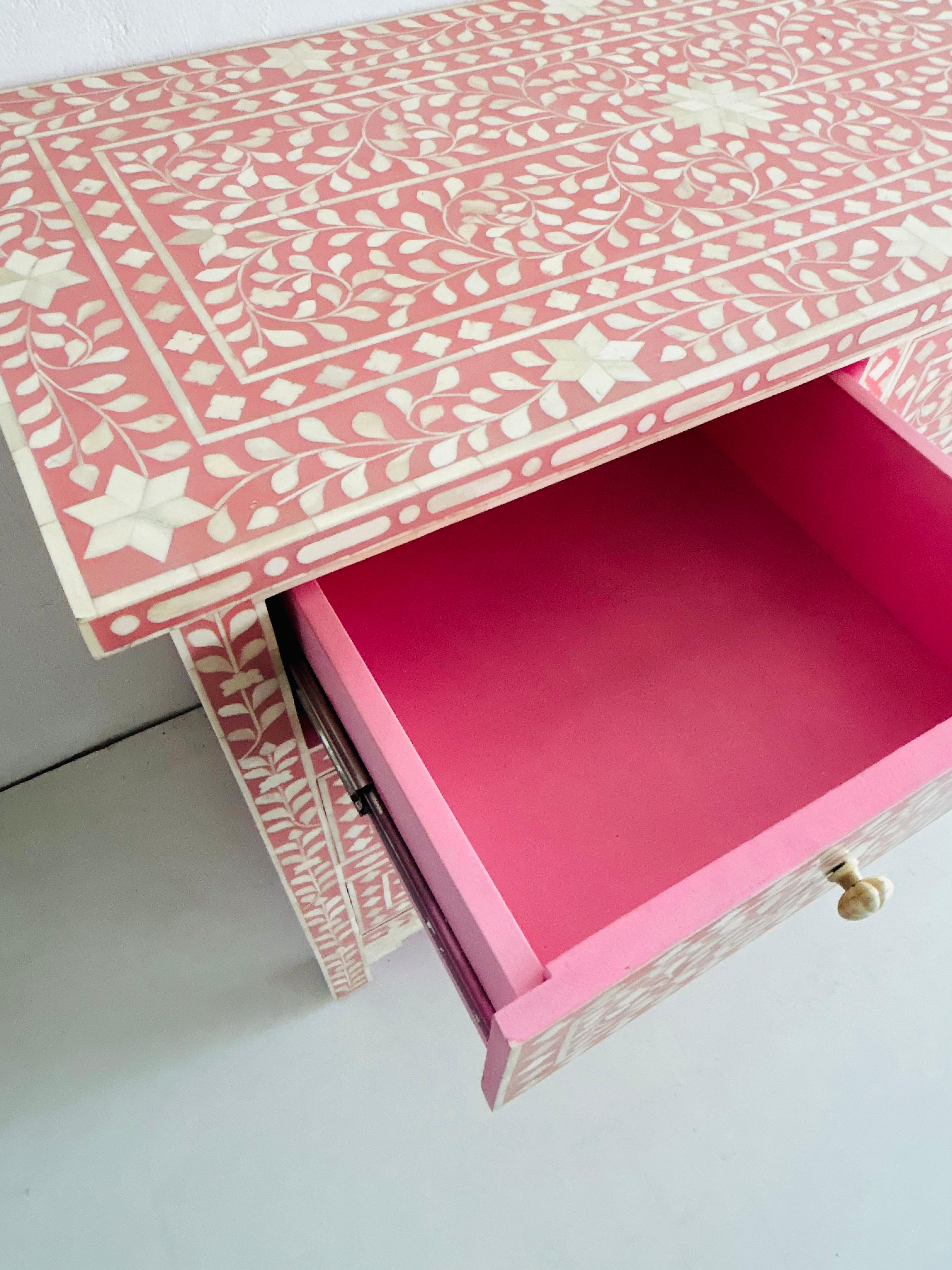 Anglo Indian Blossom Pink Kommode mit vier Schubladen (21. Jahrhundert und zeitgenössisch) im Angebot