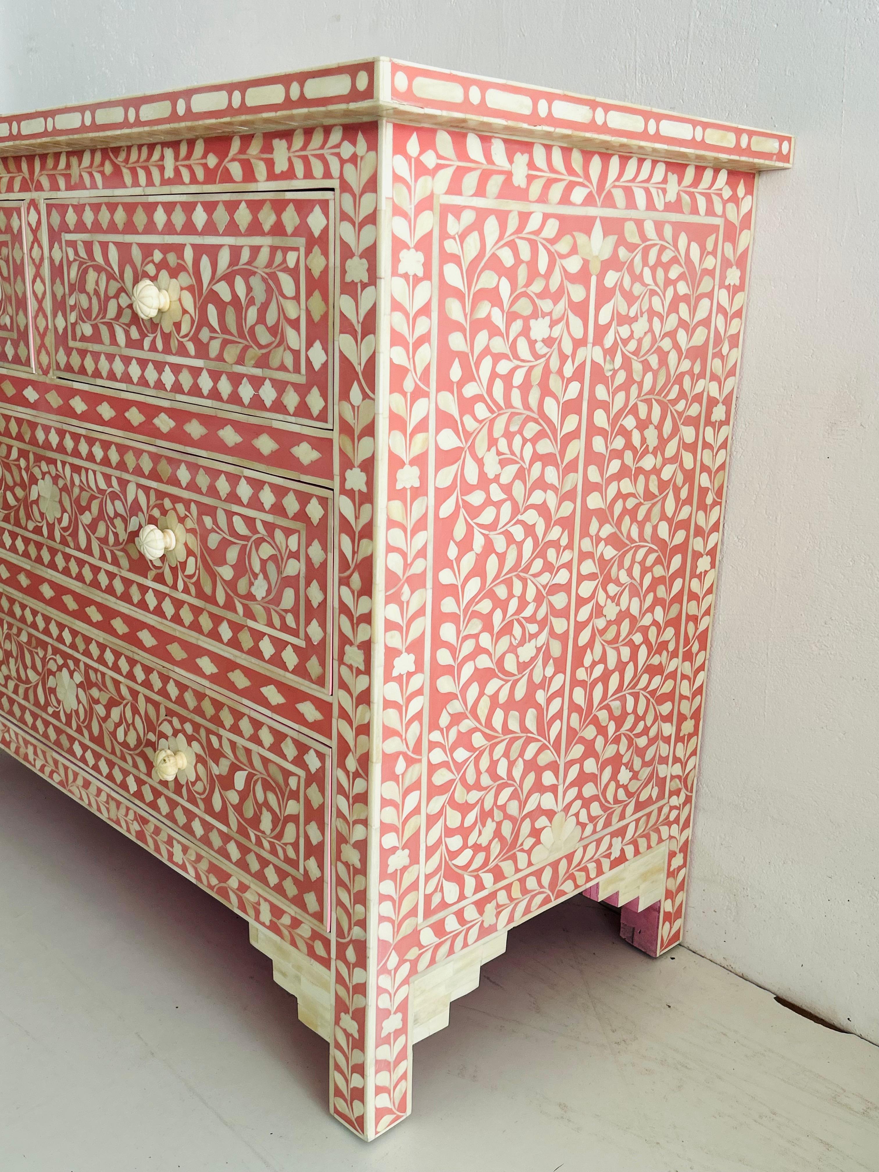 Anglo Indian Blossom Pink Kommode mit vier Schubladen (Knochen) im Angebot