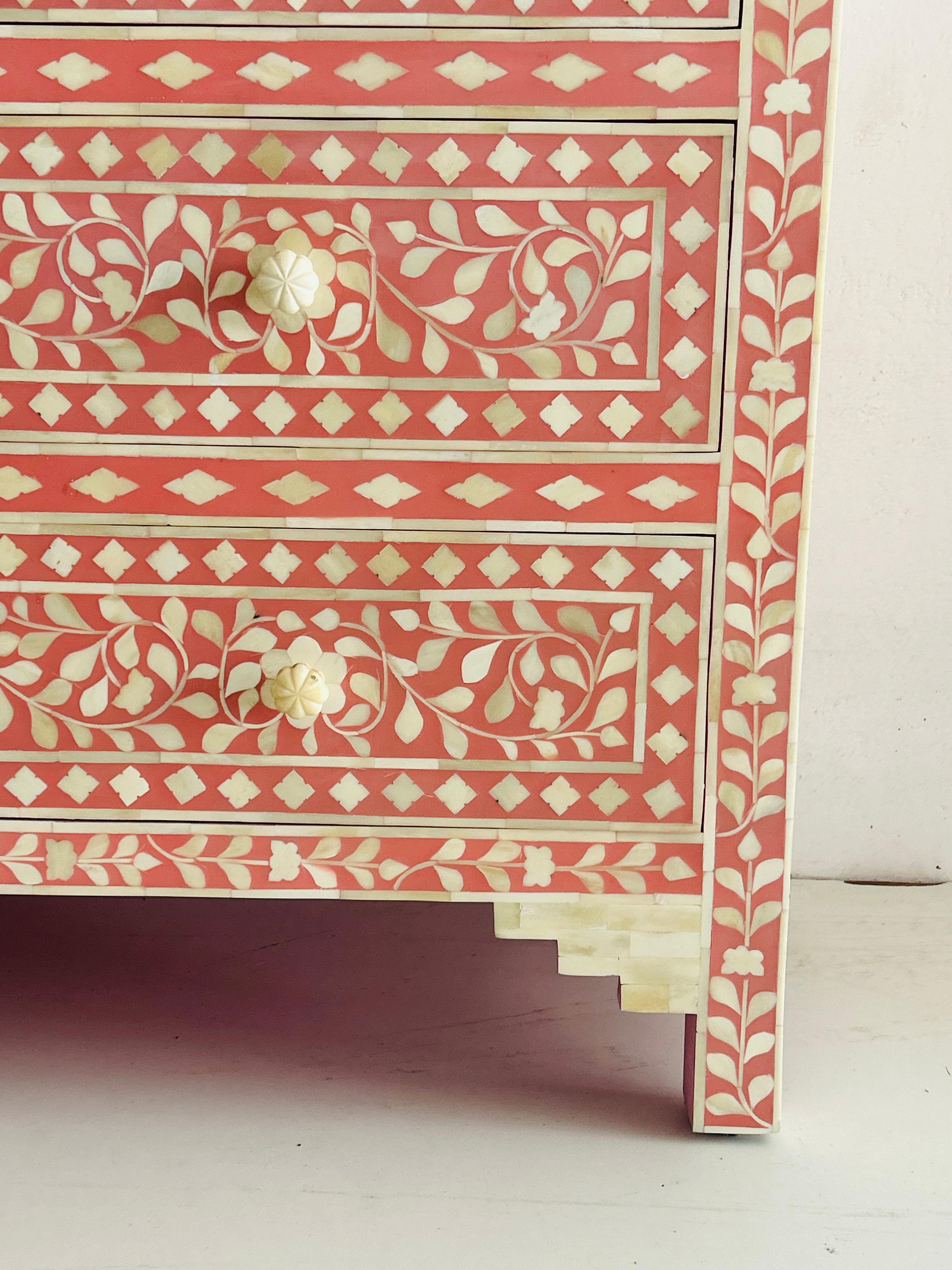 Anglo Indian Blossom Pink Kommode mit vier Schubladen im Angebot 1
