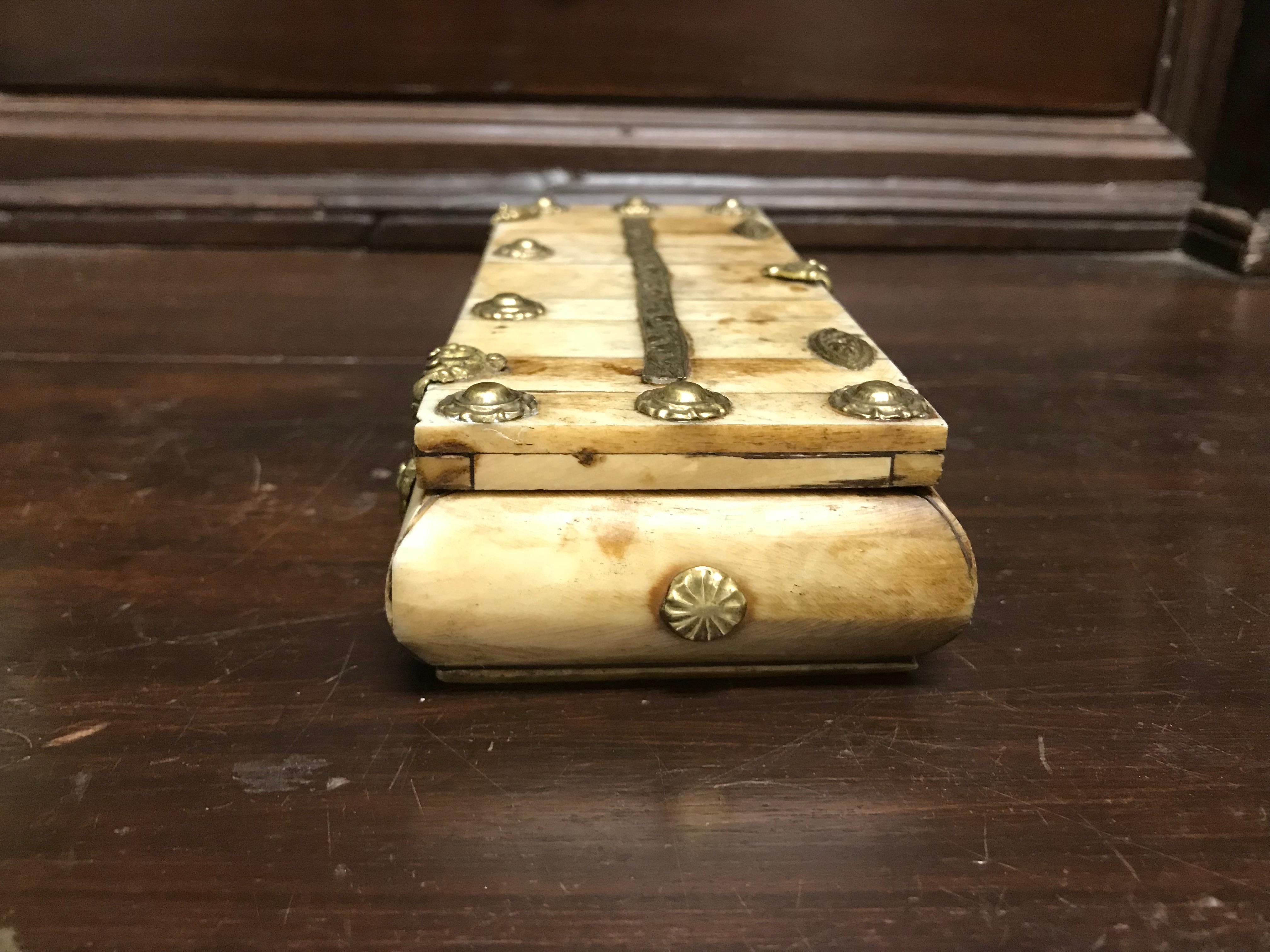 Anglo-Indian Bone and Brass Box In Good Condition In Stamford, CT