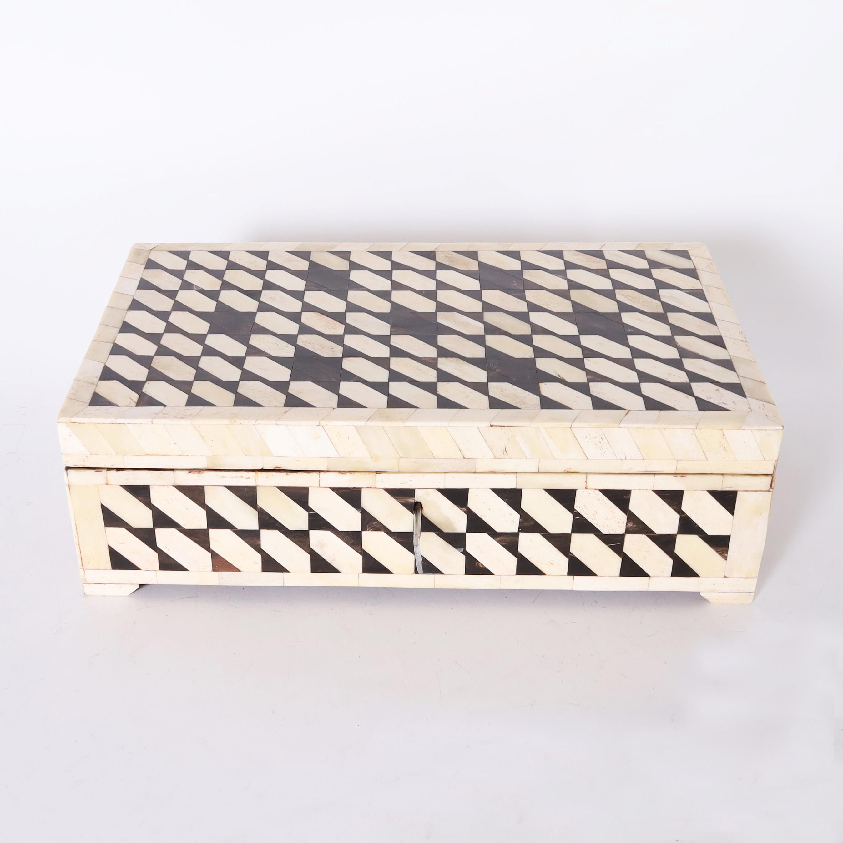 Impresionante caja angloindia rectangular con bisagras, hecha a mano en palisandro con incrustaciones de hueso y ébano, con diseños geométricos y mucho atractivo decorativo.