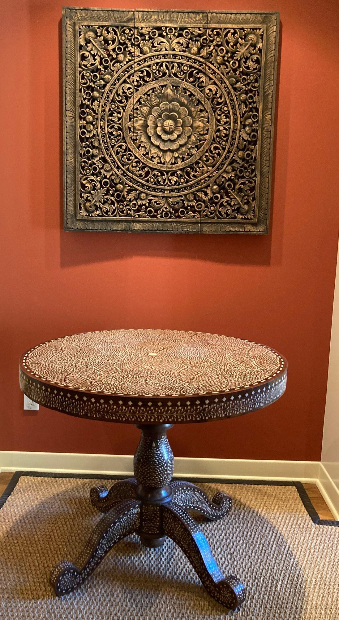 Introducing a rare and exquisite Anglo-Indian round table, distinguished by its exceptional and intricate bone inlay featuring stunning foliate designs.
This large, decorative piece is a magnificent blend of Eastern and Western artistry, crafted in
