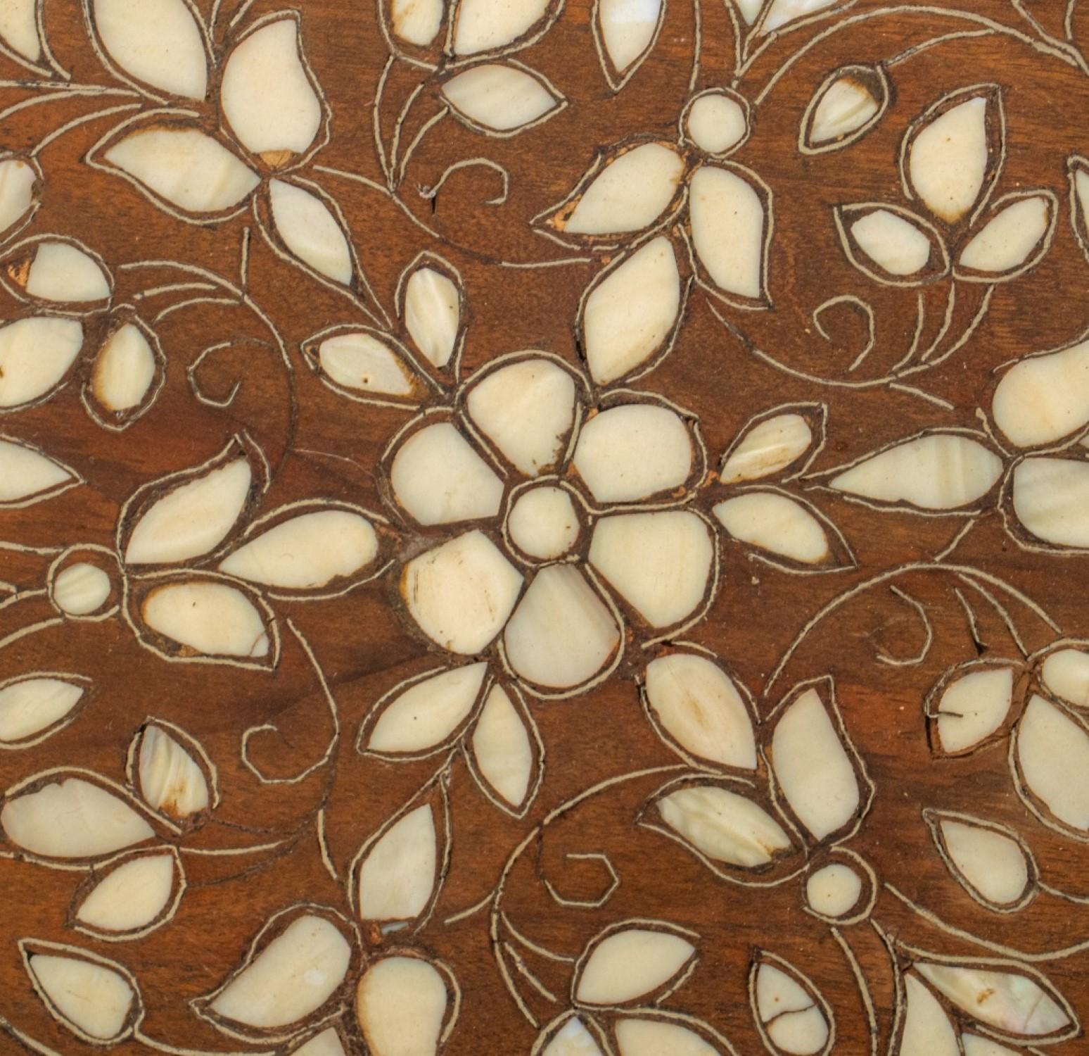 Anglo-indischer Tisch mit Intarsien aus Knochen im Zustand „Gut“ im Angebot in New York, NY