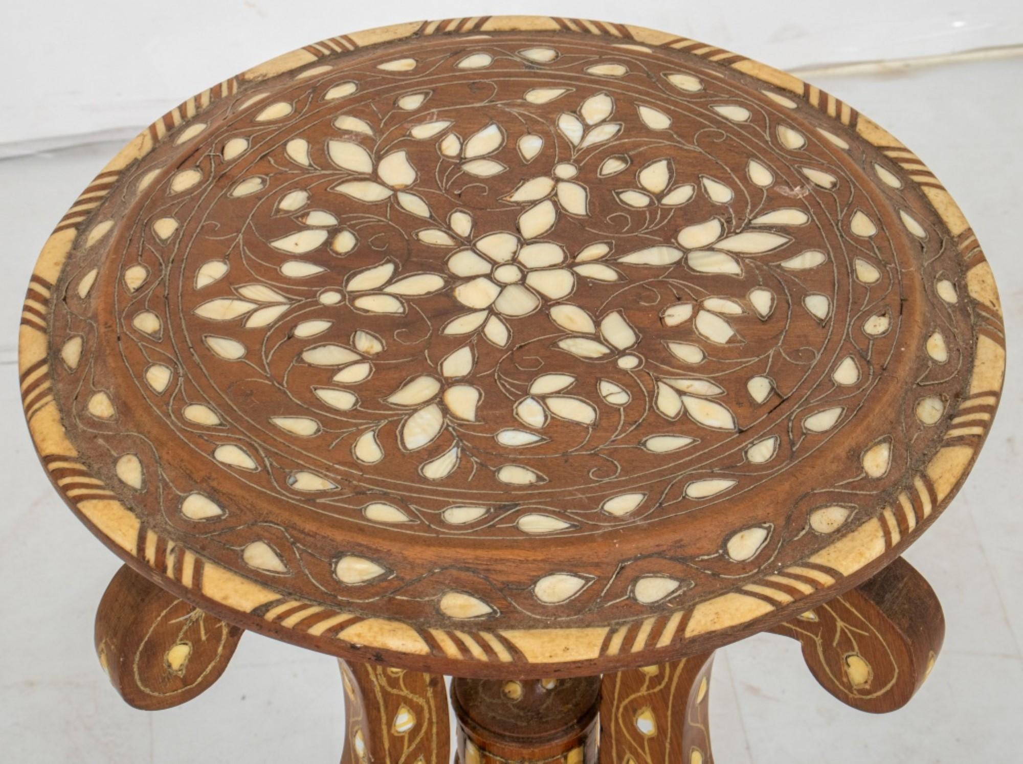 Anglo-indischer Tisch mit Intarsien aus Knochen im Angebot 3