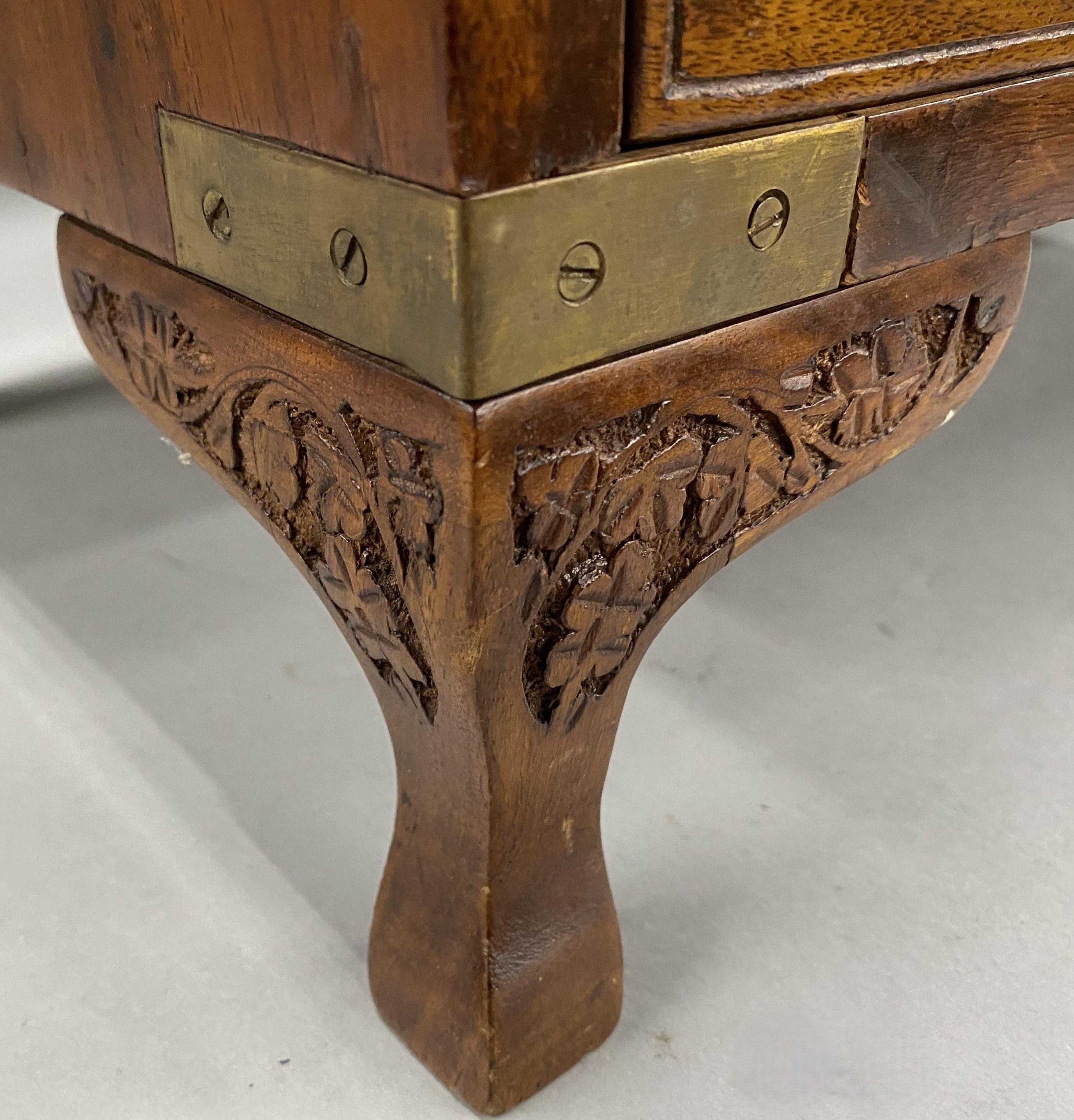 Cassapanca anglo-indiana Campaigner Diminutive in legno di palissandro con rilegatura in ottone in vendita 2