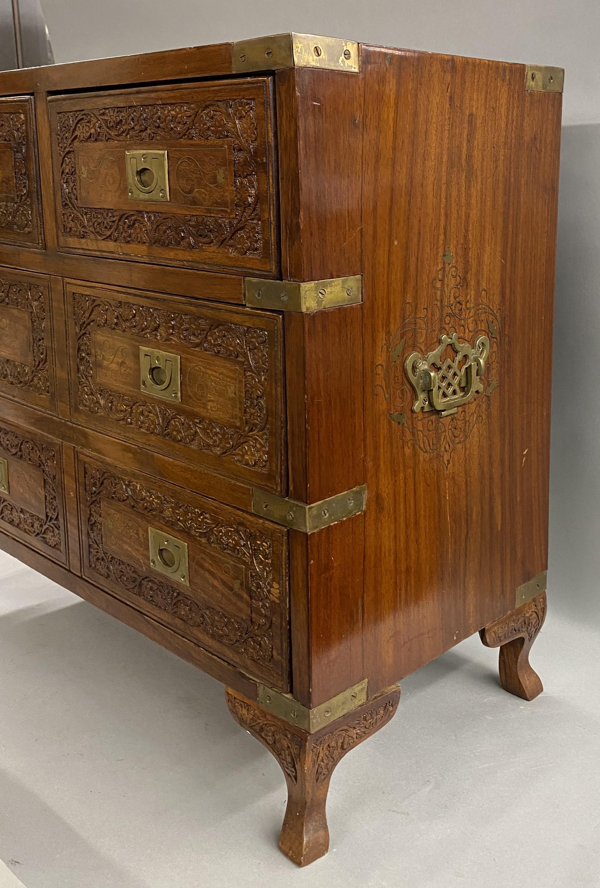 Una bella cassettiera Campaigner a sei cassetti, rilegata in ottone e realizzata in legno di palissandro. Probabilmente proveniente dall'India, con intaglio floreale foliato, intarsio in ottone e ferramenta Campaigner incastonata, schienale a