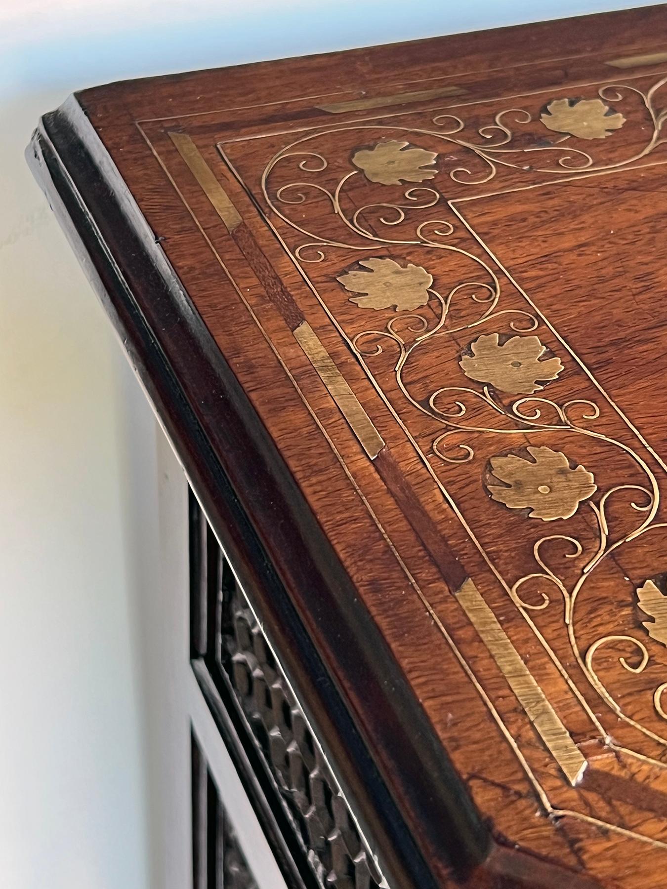 Anglo Indian Brass Inlaid Traveling Console Table (Frühes 20. Jahrhundert) im Angebot