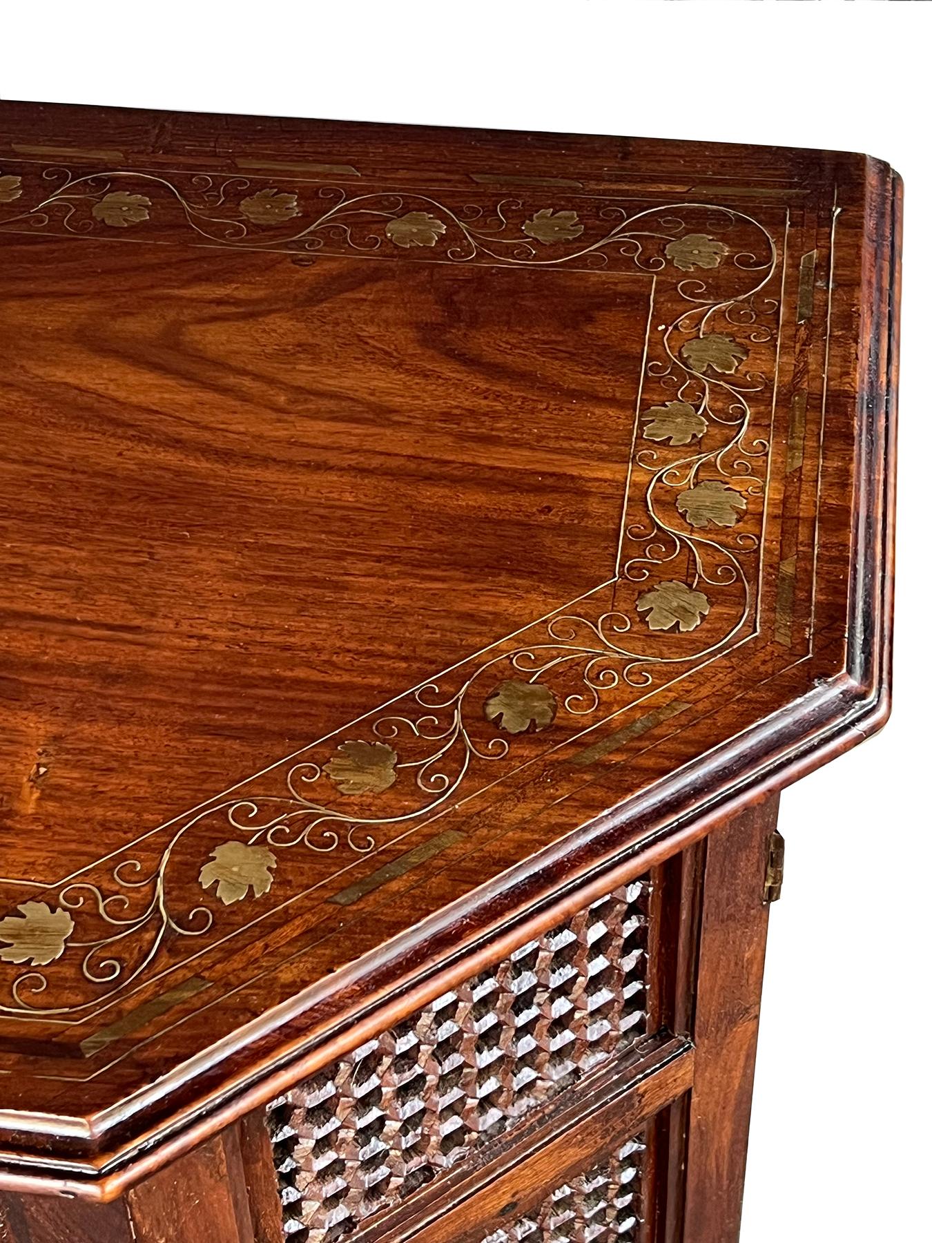 Anglo Indian Brass Inlaid Traveling Console Table (Teakholz) im Angebot
