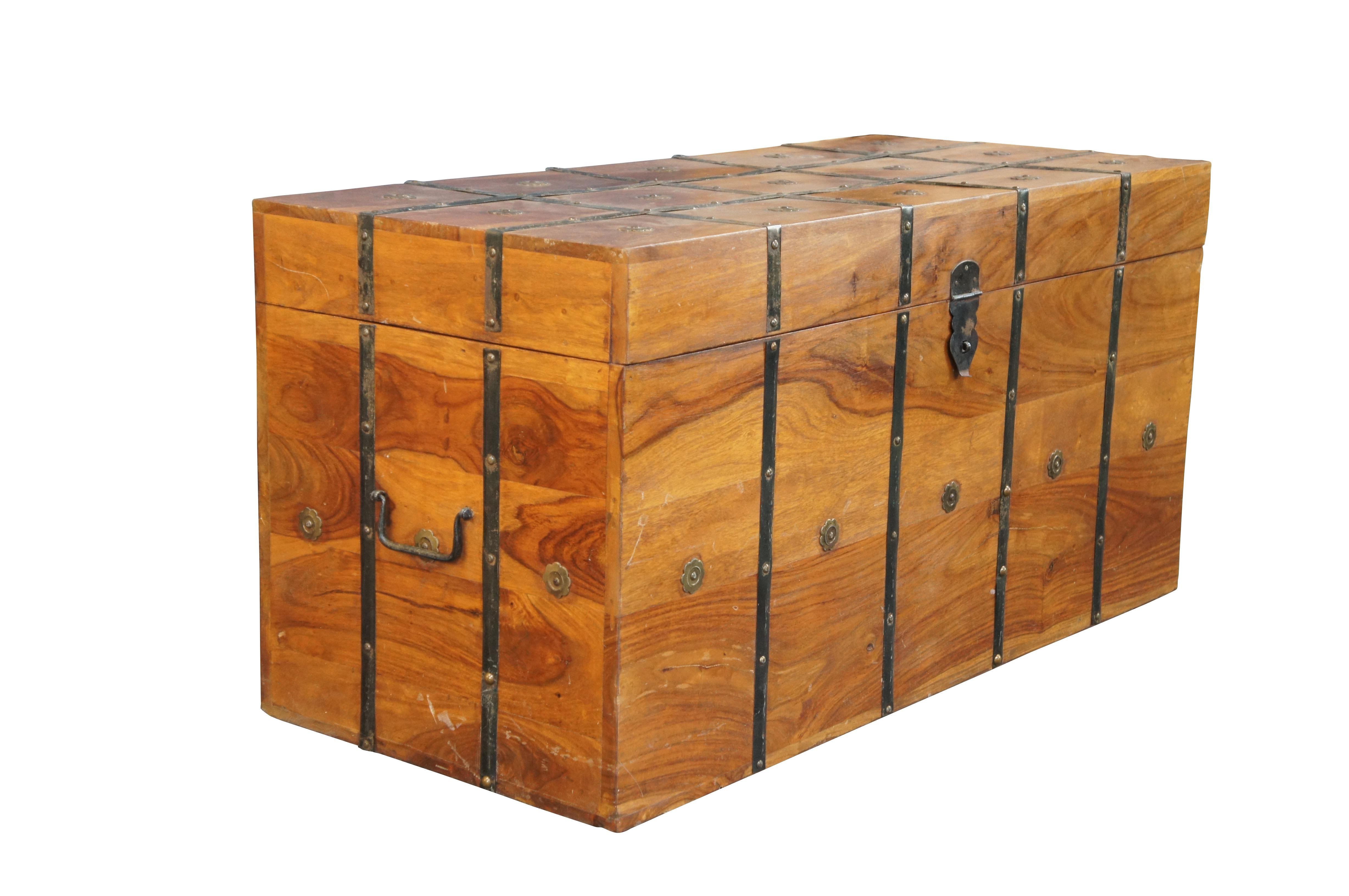Late 20th century British Colonial style Sheesham wood blanket storage chest or coffee table. Features a beautiful mulitone finish with brass accents and iron banded hardware.

Dimensions:
39.5
