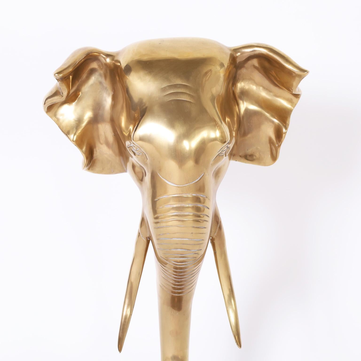 Laqué Tête d'éléphant en laiton de style colonial britannique anglo-indien sur pied en vente