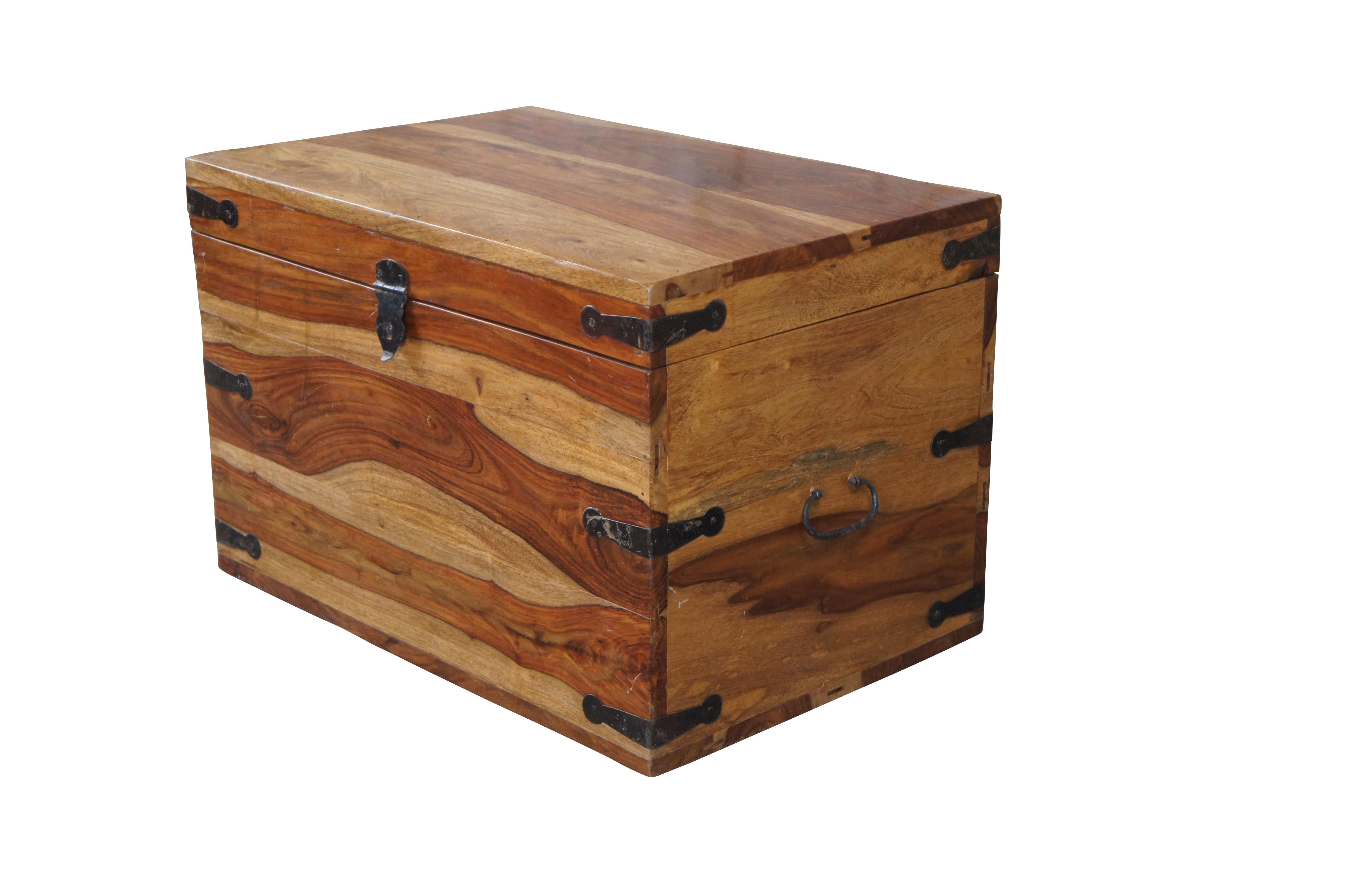 Late 20th century British Colonial style Sheesham wood blanket storage chest or coffee table. Features a beautiful two tone finish with iron hardware.

Dimensions:
16
