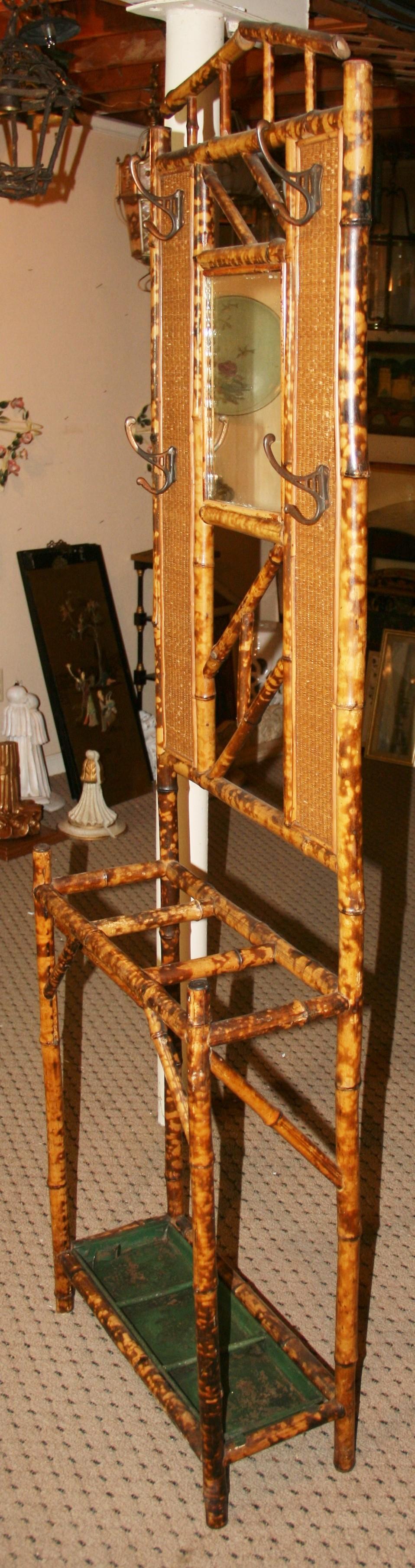 Bambù bruciato anglo-indiano e specchio/ganci per cappelli e portaombrelli in vendita 6