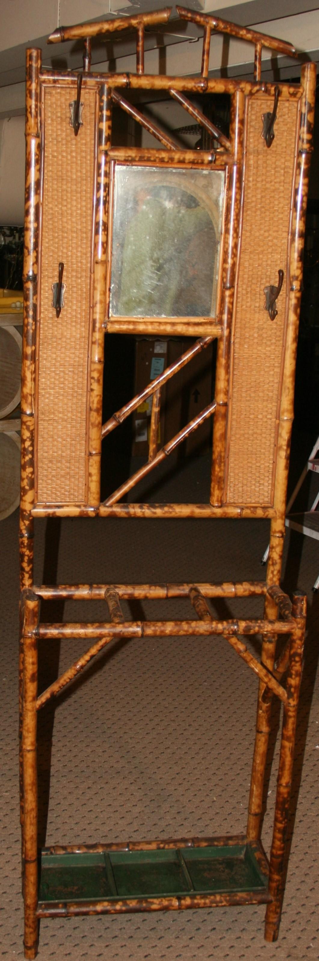 1773 Portatutto in bambù bruciato con specchio/ganci per cappelli e portaombrelli con padella in rame
