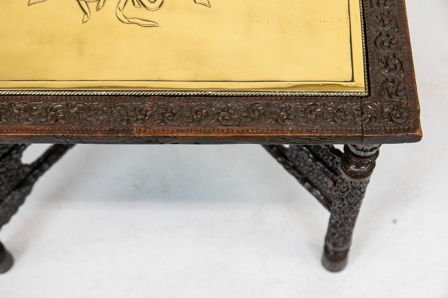 Angloindischer Tisch mit geschnitzter Messingplatte im Angebot 4