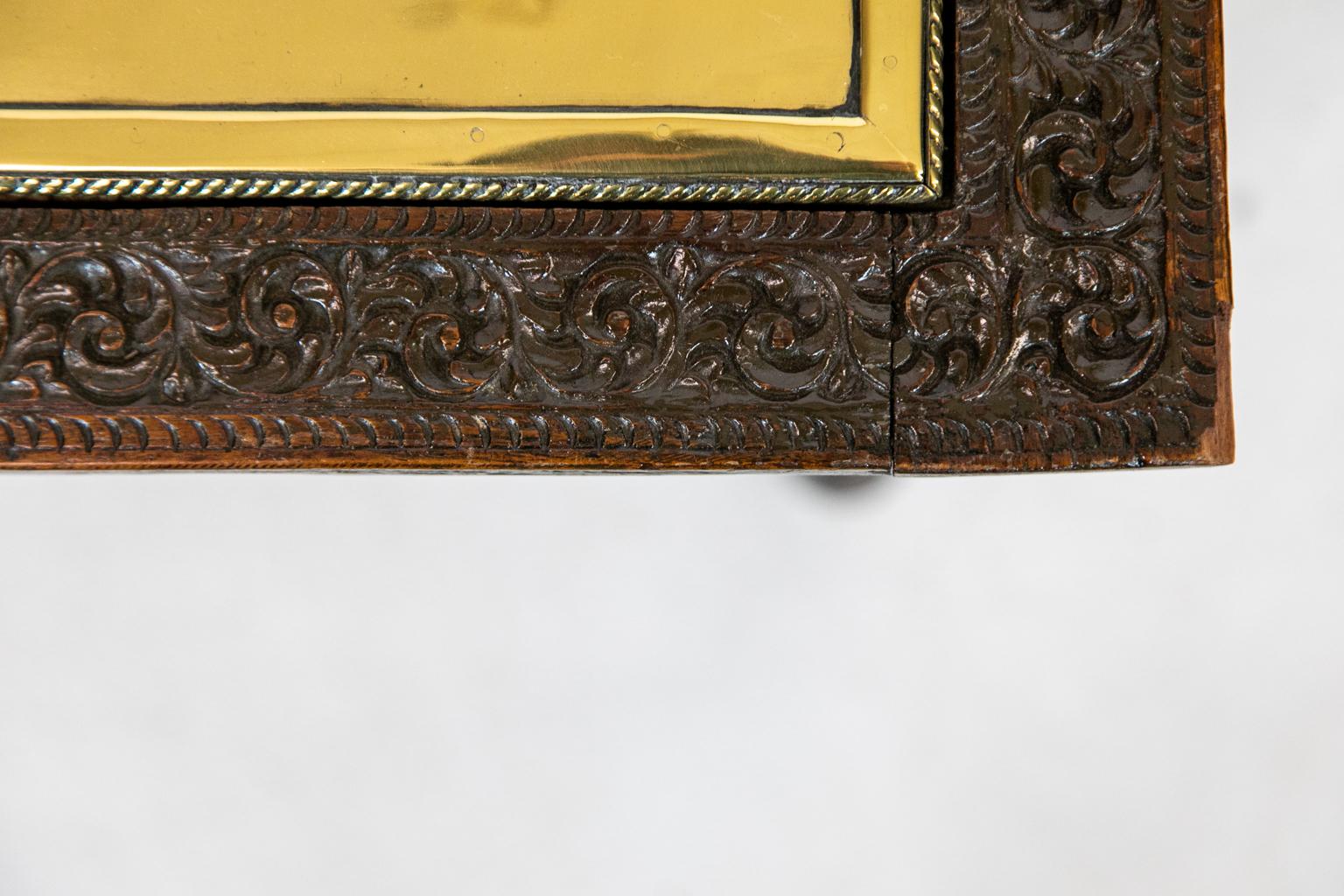 Angloindischer Tisch mit geschnitzter Messingplatte im Zustand „Gut“ im Angebot in Wilson, NC