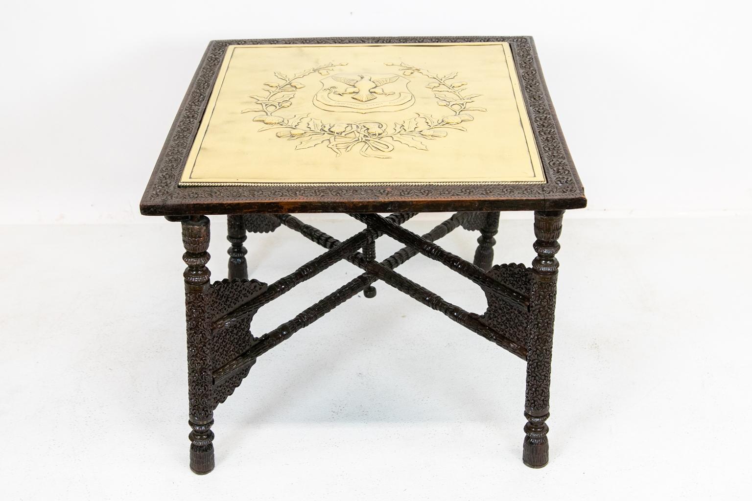 Angloindischer Tisch mit geschnitzter Messingplatte im Angebot 3