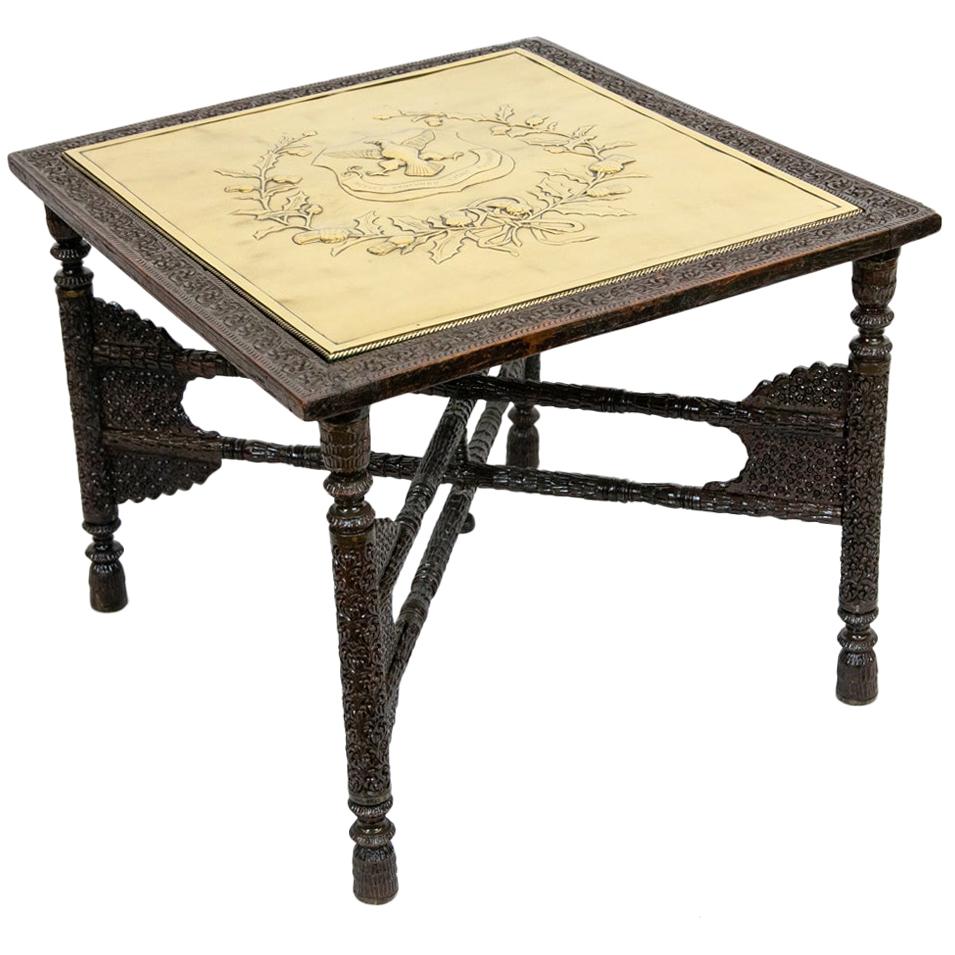 Angloindischer Tisch mit geschnitzter Messingplatte