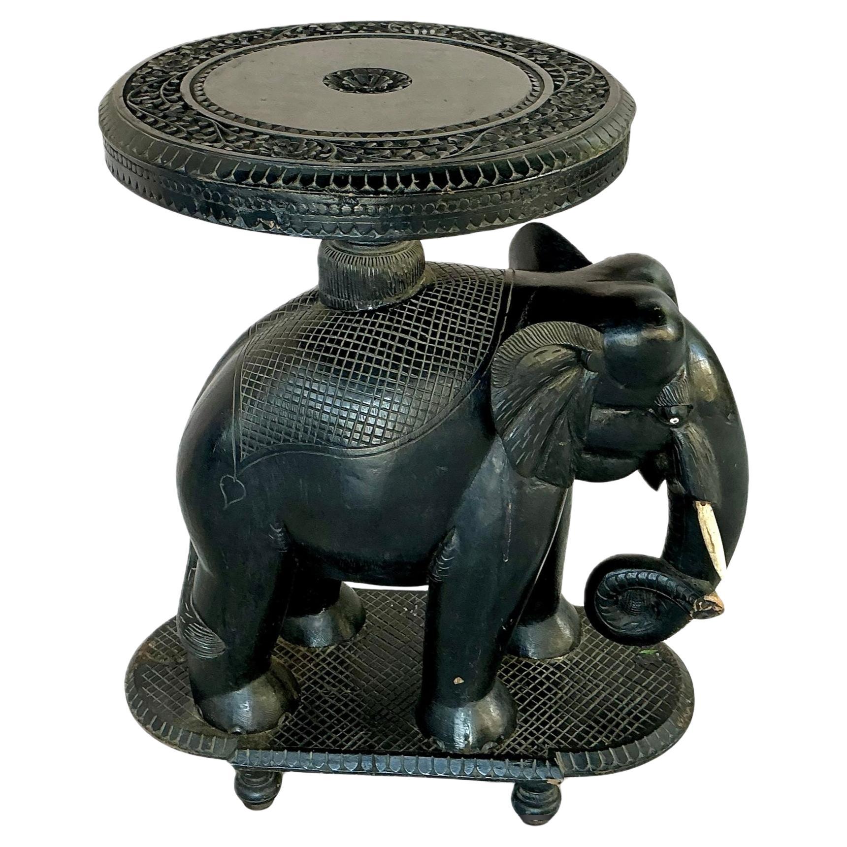 Anglo-Indian Carved Ebonized Elephant Side Table en venta