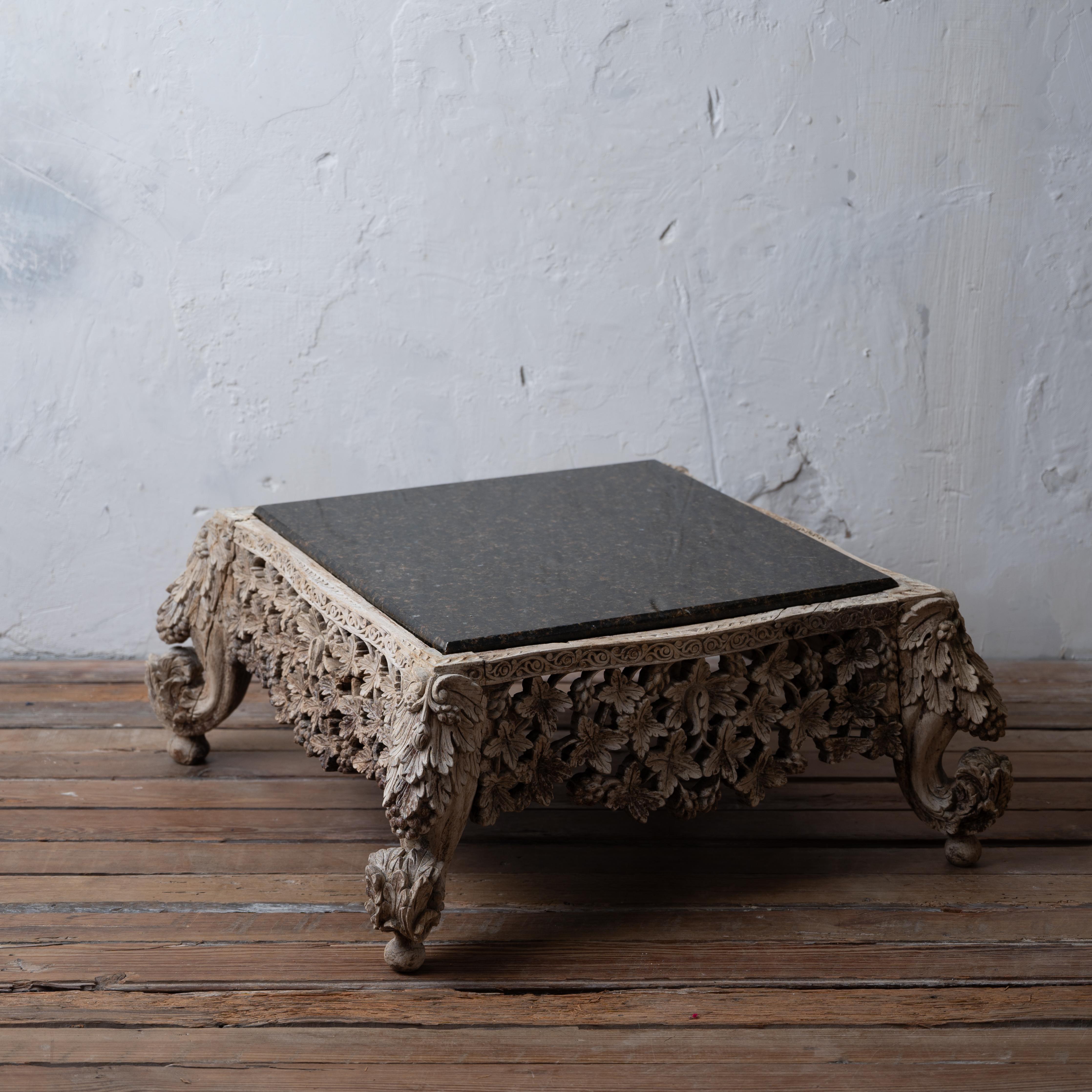 Table basse anglo-indienne sculptée en granit en vente 4