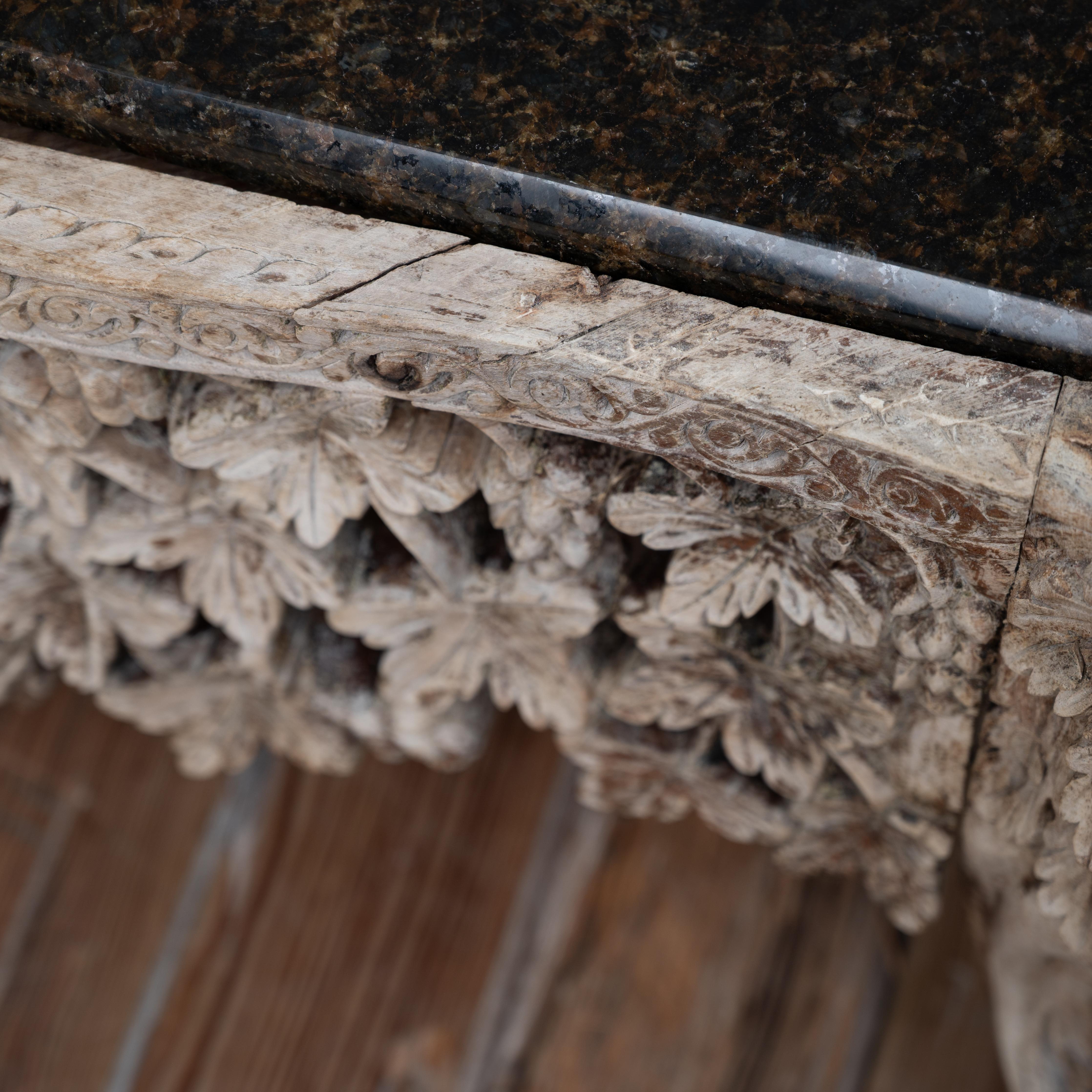 Table basse anglo-indienne sculptée en granit en vente 6