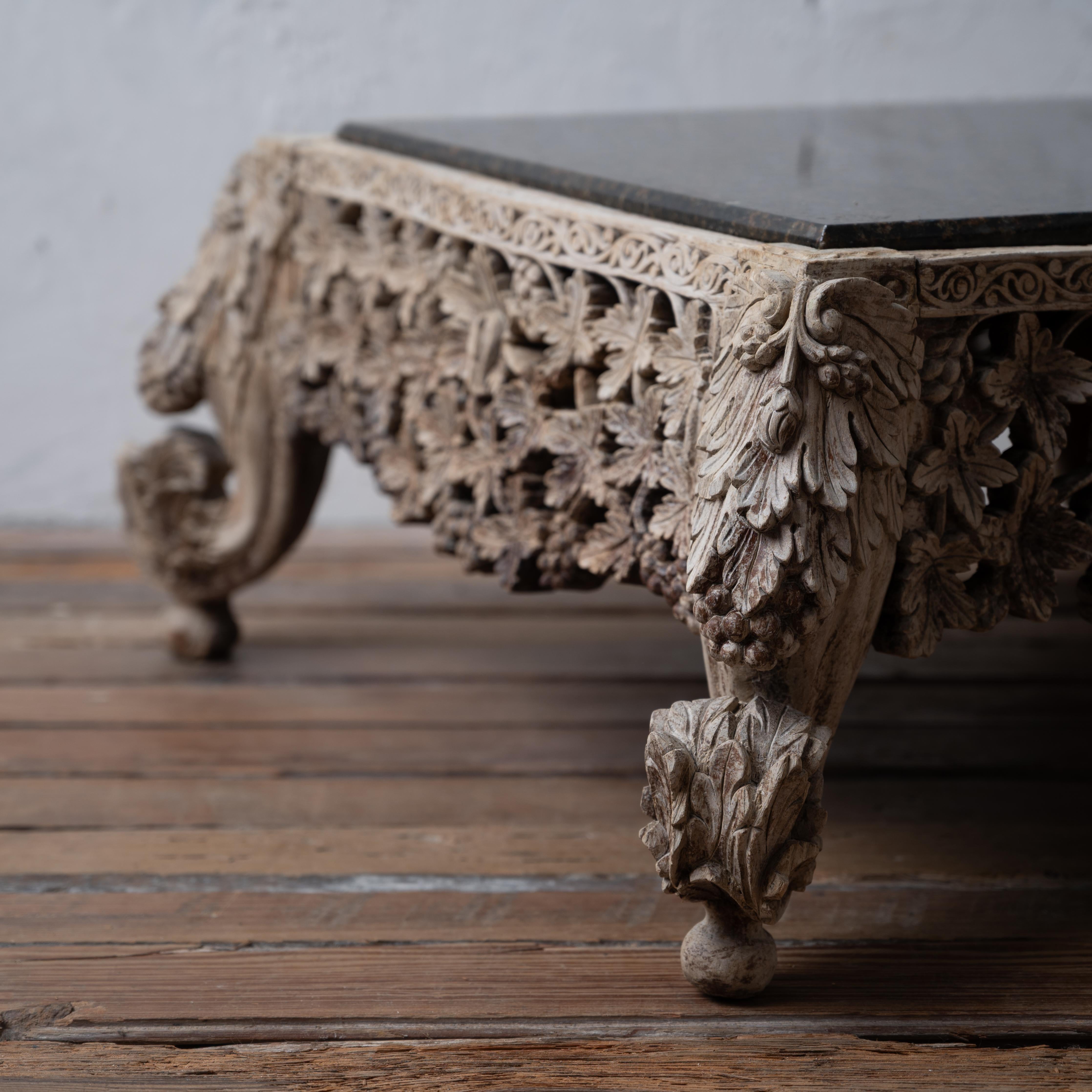 Anglo-indien Table basse anglo-indienne sculptée en granit en vente