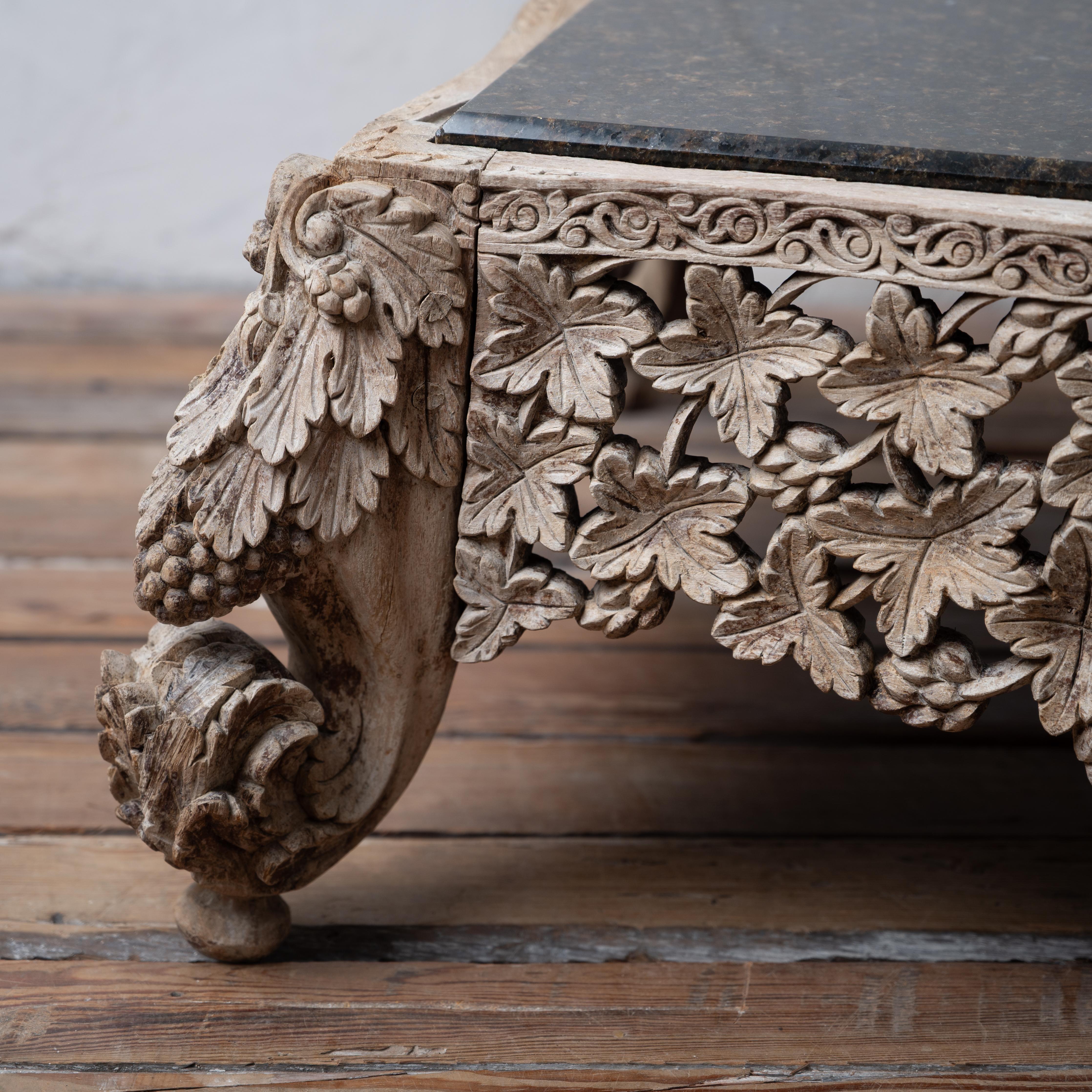 Table basse anglo-indienne sculptée en granit Bon état - En vente à Savannah, GA