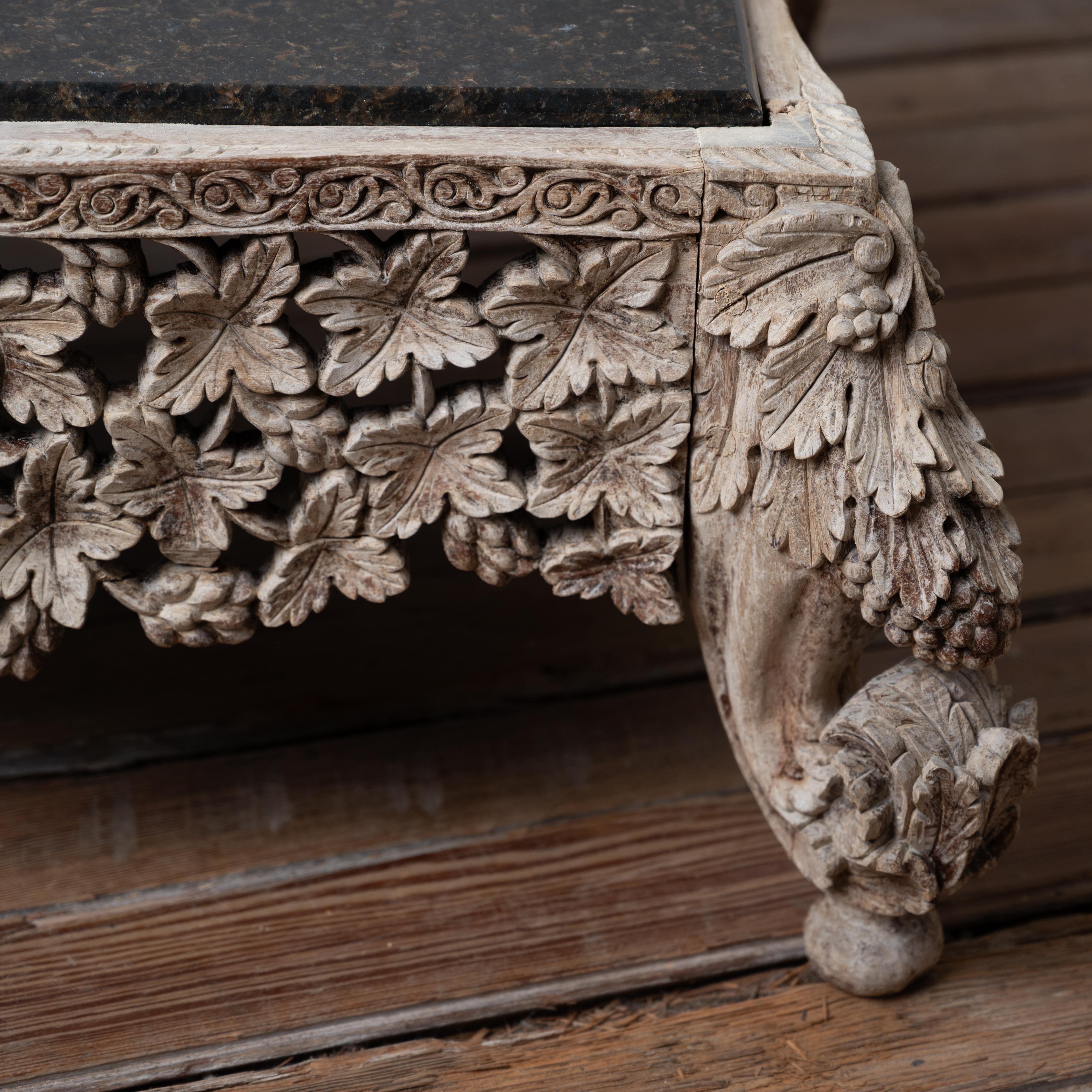 XIXe siècle Table basse anglo-indienne sculptée en granit en vente