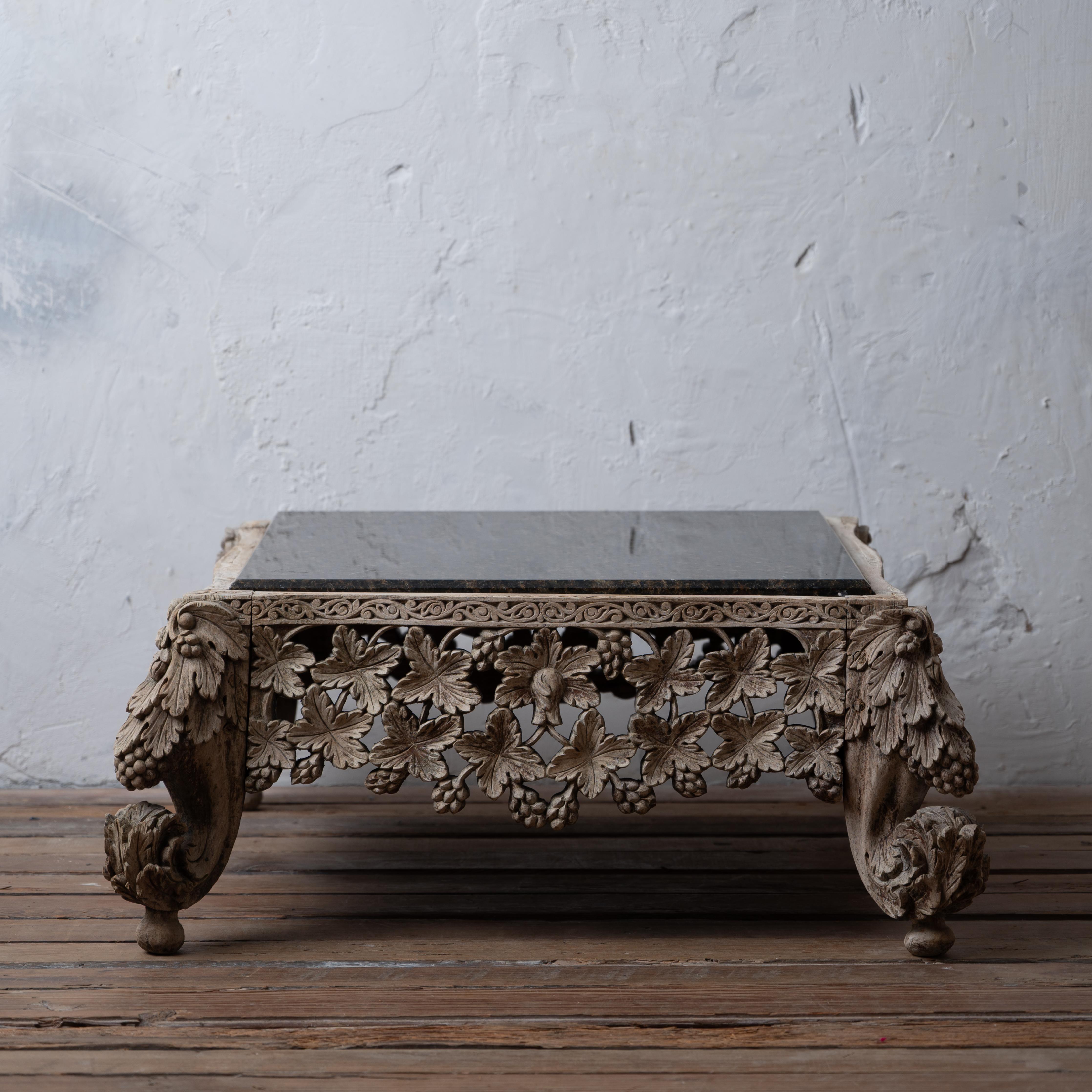 Bois Table basse anglo-indienne sculptée en granit en vente