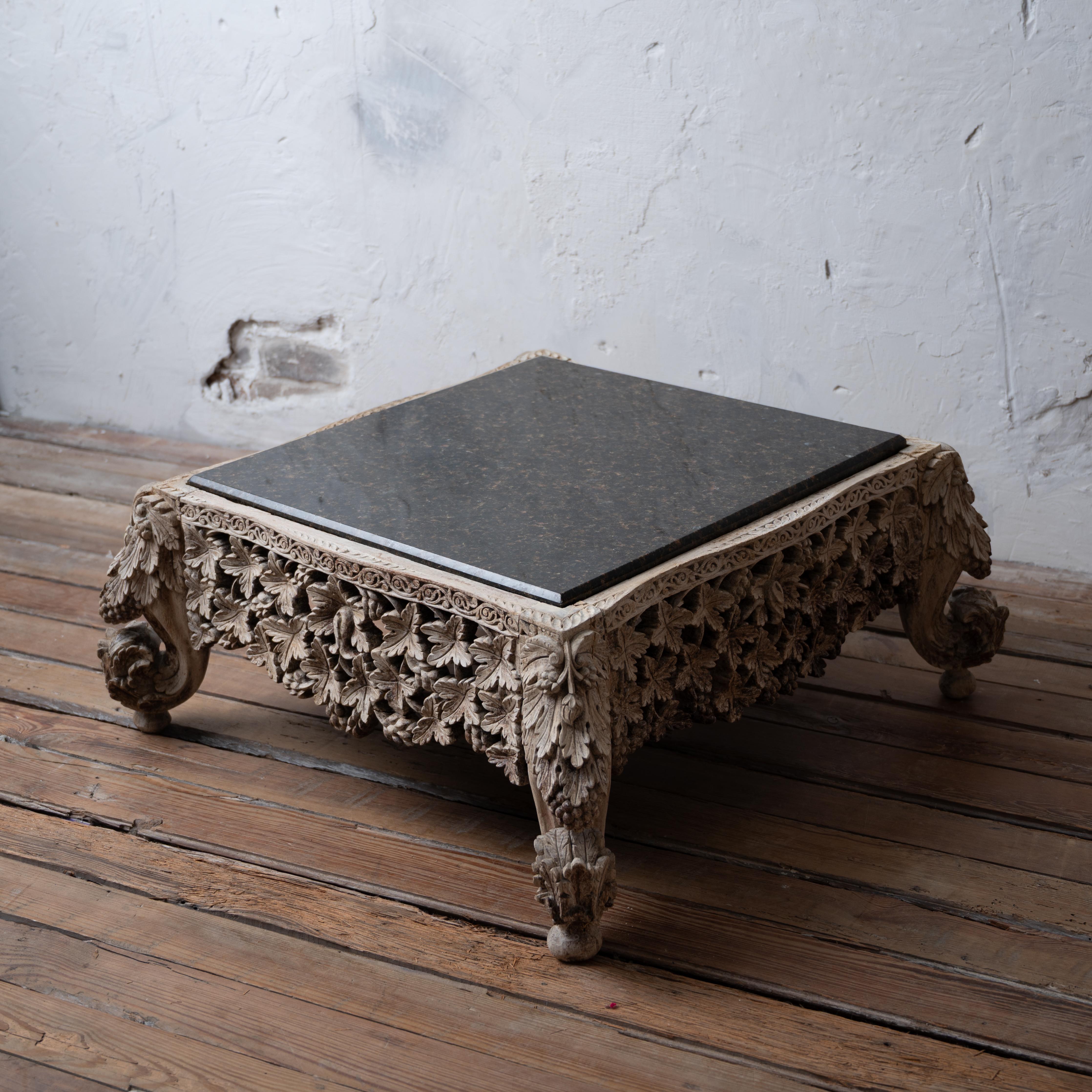 Table basse anglo-indienne sculptée en granit en vente 1