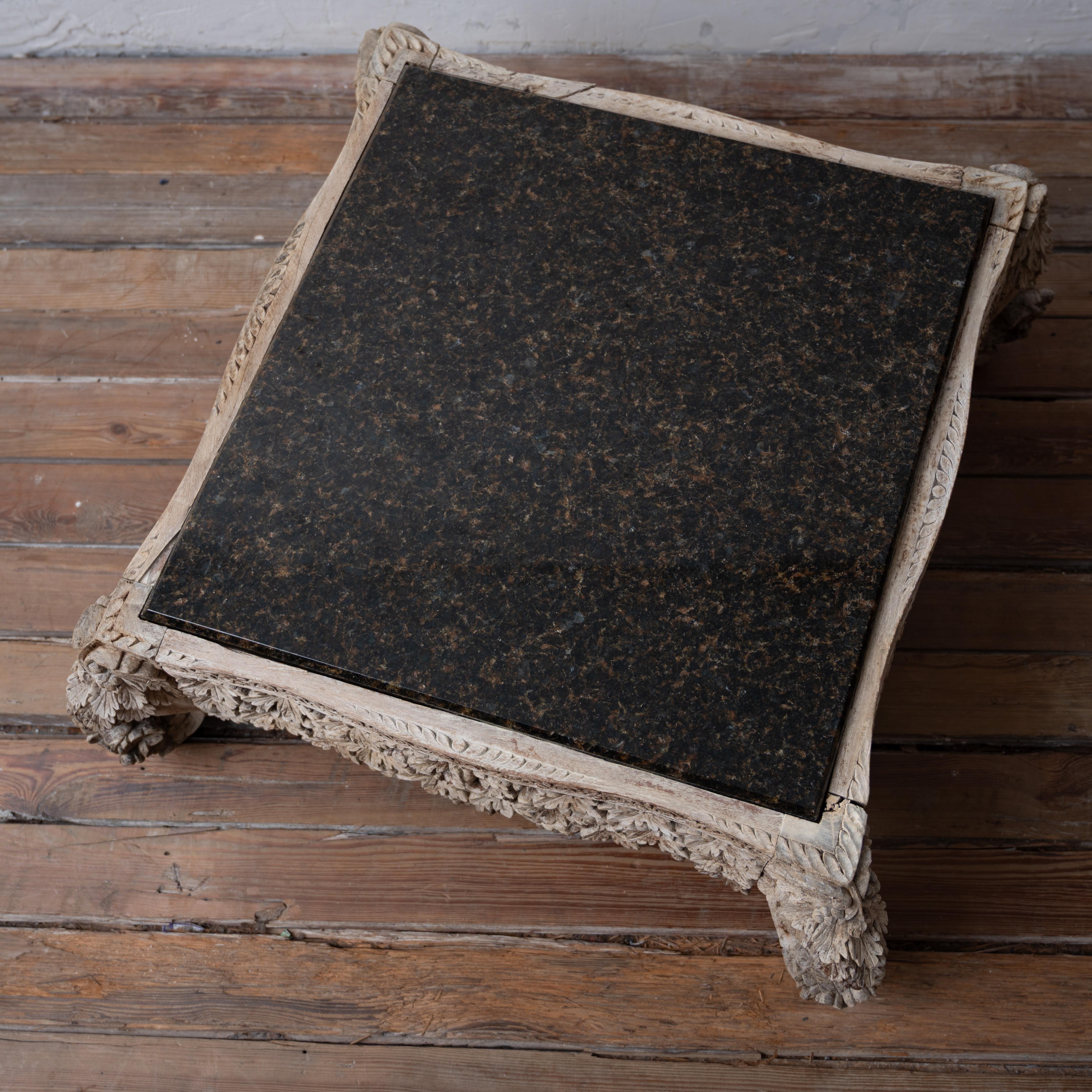 Table basse anglo-indienne sculptée en granit en vente 2