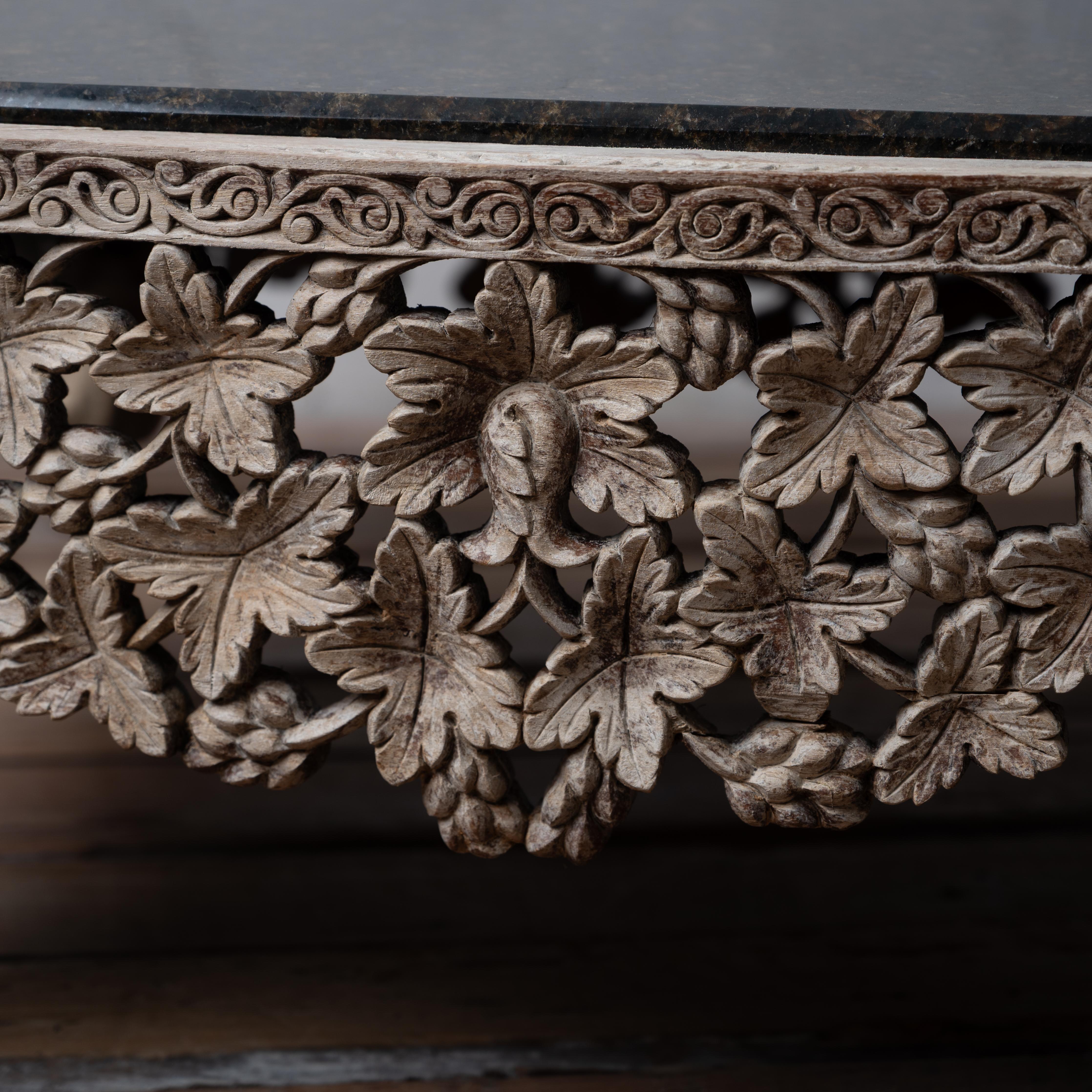 Table basse anglo-indienne sculptée en granit en vente 3