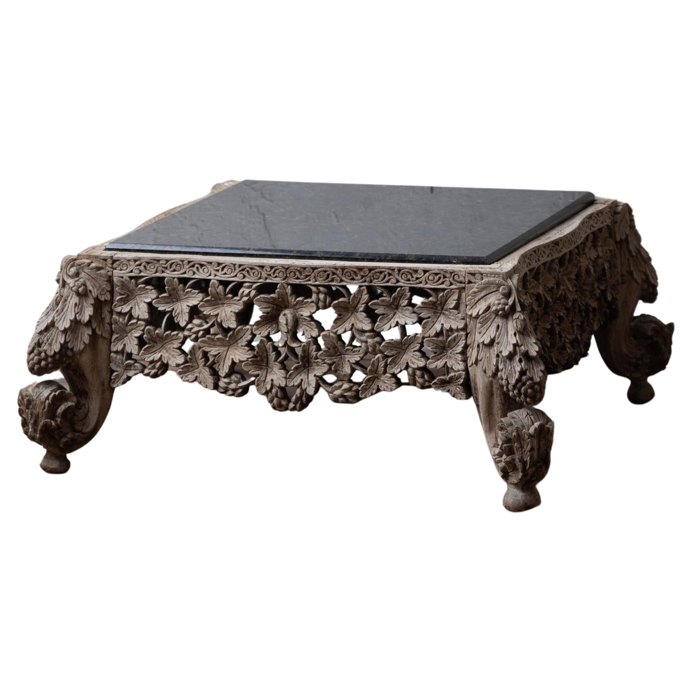 Table basse anglo-indienne sculptée en granit