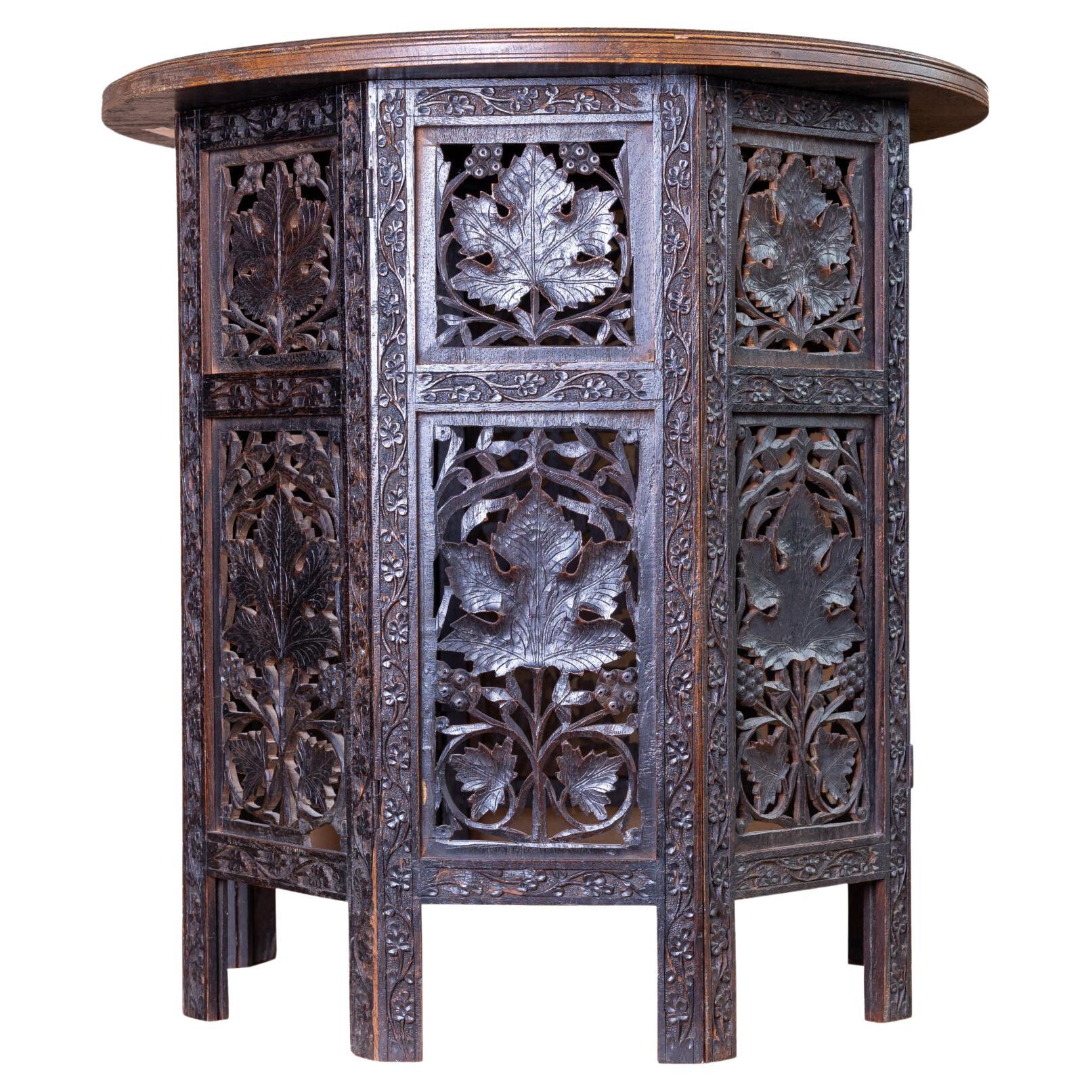 Mesa de madera tallada angloindia