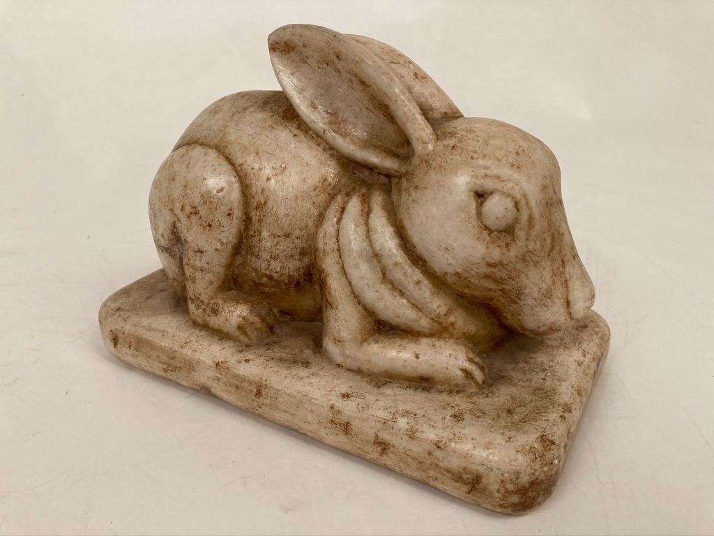 Anglo-indische geschnitzte Marmorfigur eines Kaninchens – 2023 ist das Jahr des Kaninchens! im Angebot 10