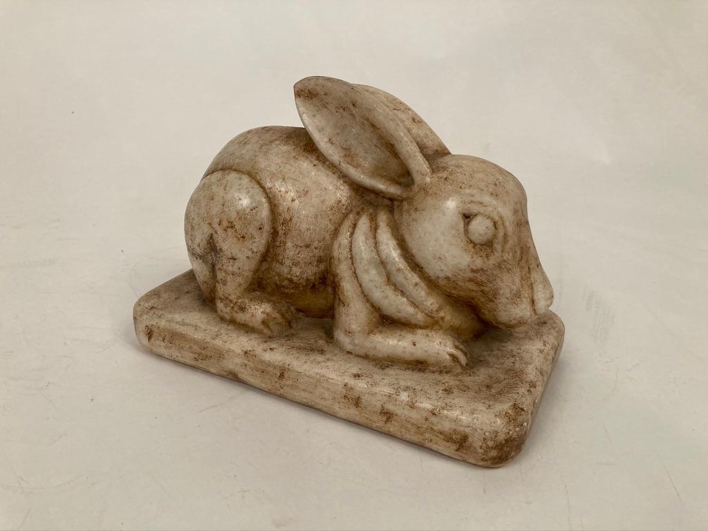 Anglo-indische geschnitzte Marmorfigur eines Kaninchens – 2023 ist das Jahr des Kaninchens! im Angebot 12