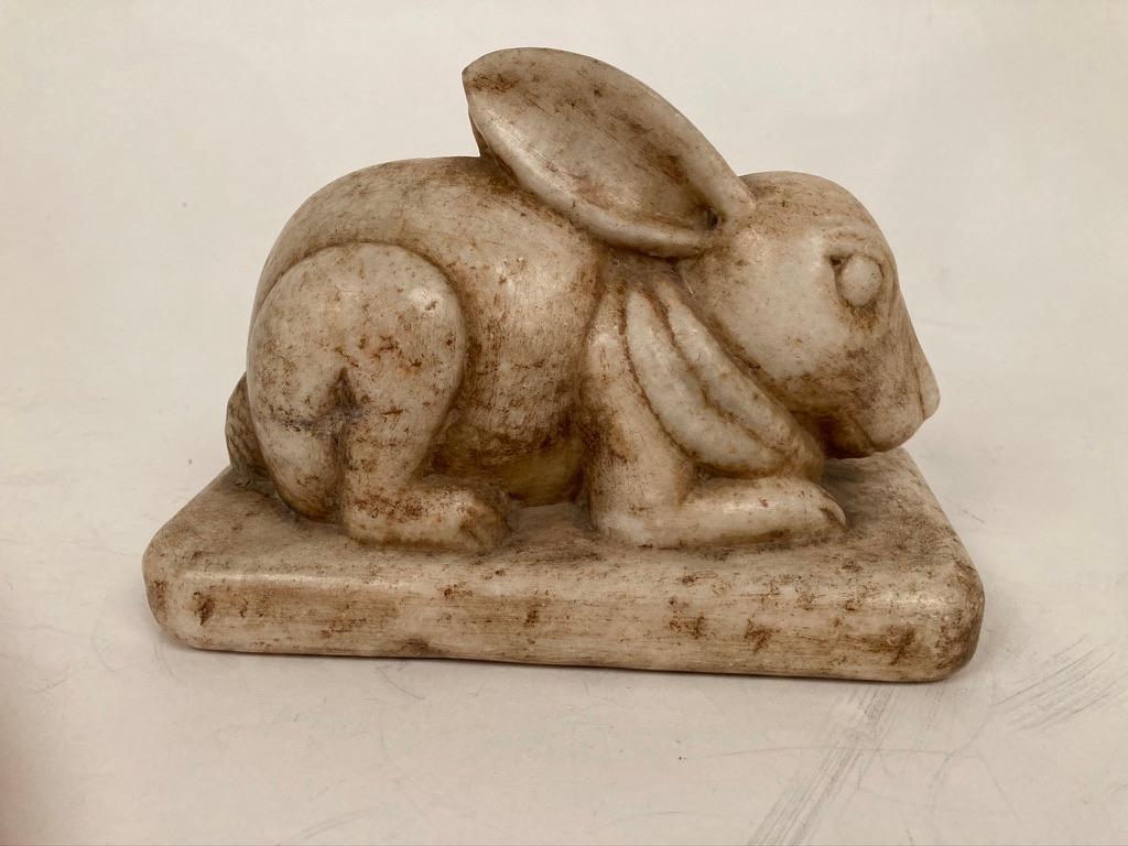 Anglo-indische geschnitzte Marmorfigur eines Kaninchens – 2023 ist das Jahr des Kaninchens! im Angebot 2